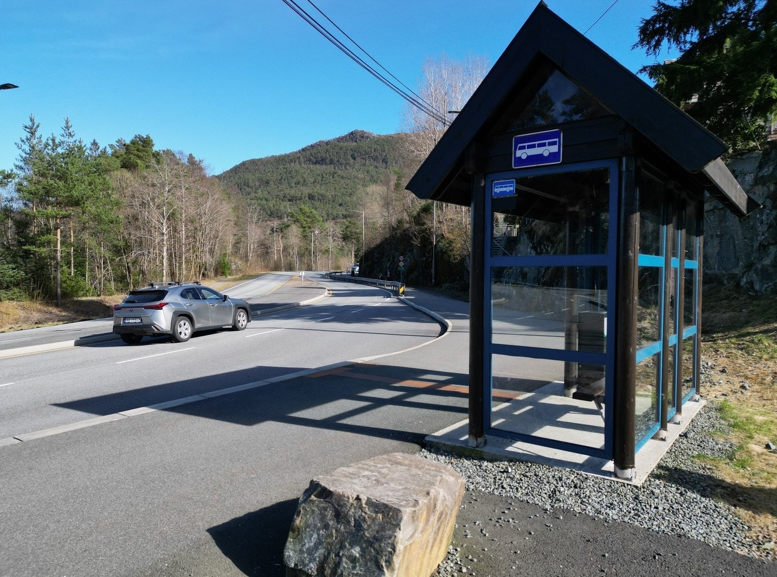 Om du reiser kollektivt er busstoppet bare et par minutters gange fra ytterdøren. Galleribilde