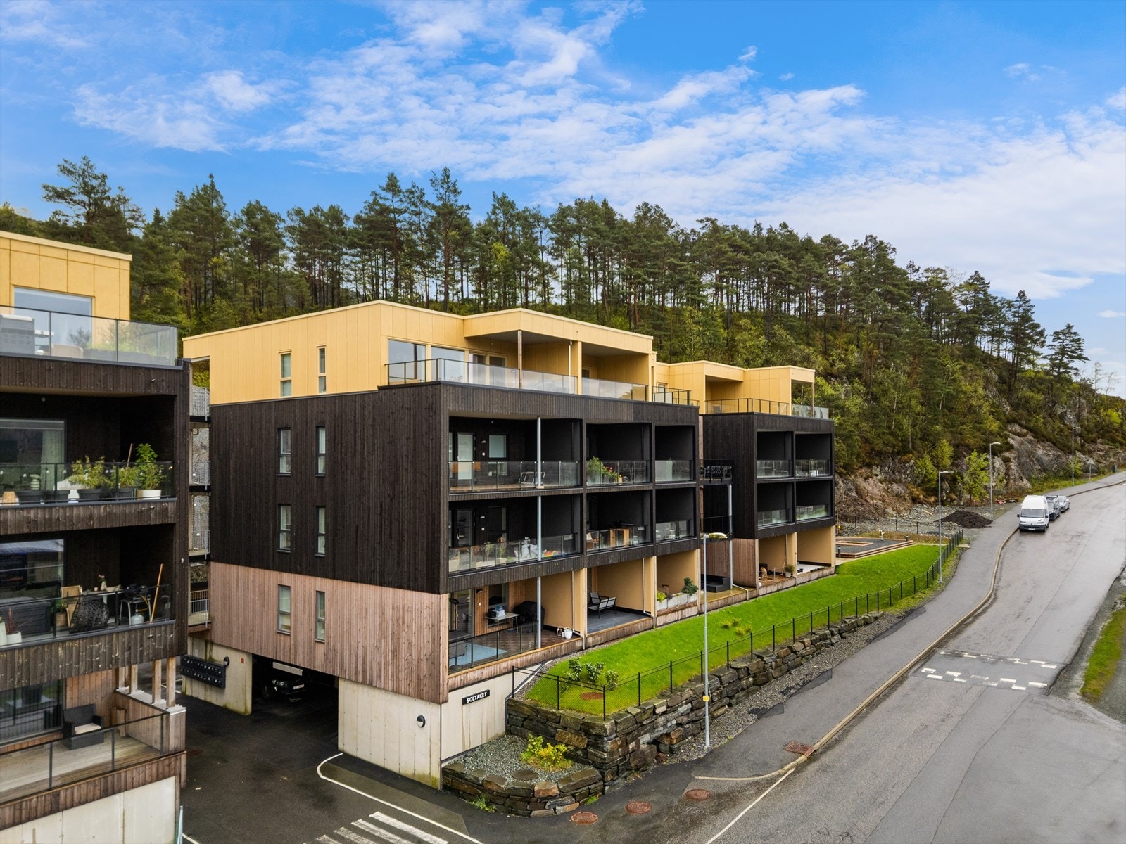 Bygget er fra 2023 og har mange moderne og bærekraftige kvaliteter, inkl. solceller på taket. Leiligheten har fast parkeringsplass i garasjeanlegget i underetasjen. Det er heis i bygget. Galleribilde