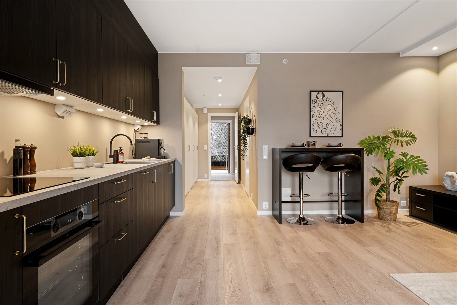 Vi går inn igjen. Leiligheten er utstyrt med balansert ventilasjon. Galleribilde