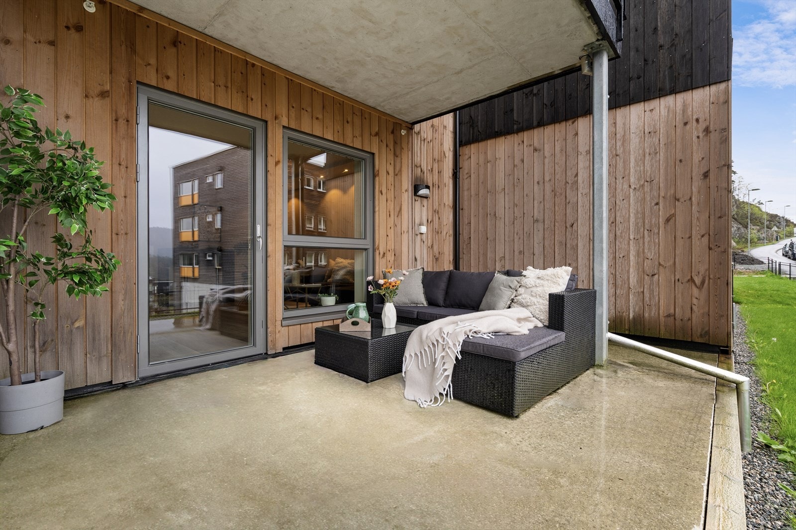 Leiligheten ligger i 1. etasje med hele 17 kvm. privat uteplass. Galleribilde