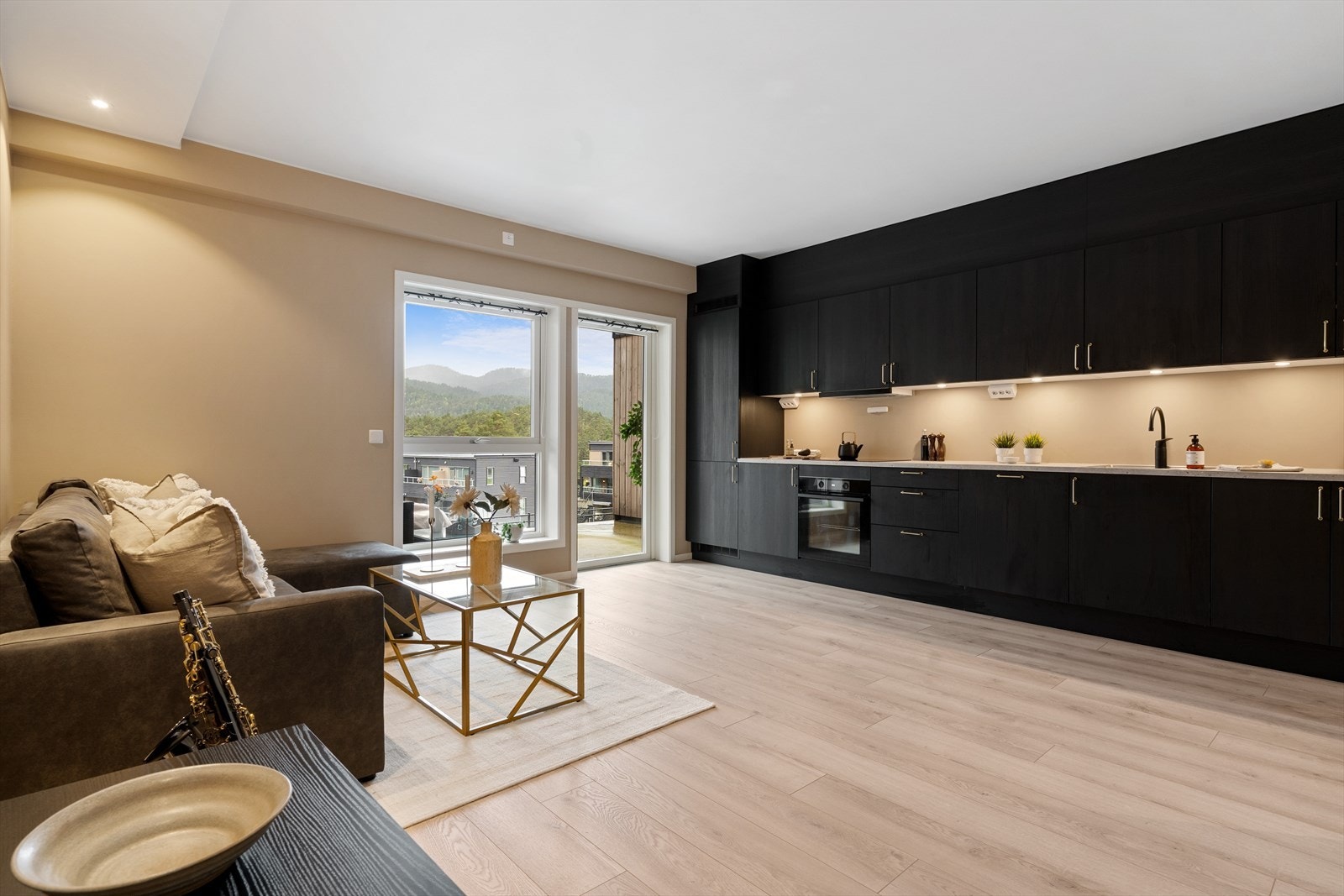 Stuen måler 21,4 m² og gir god plass til møblering med både sofa og spisegruppe om du vil. Galleribilde