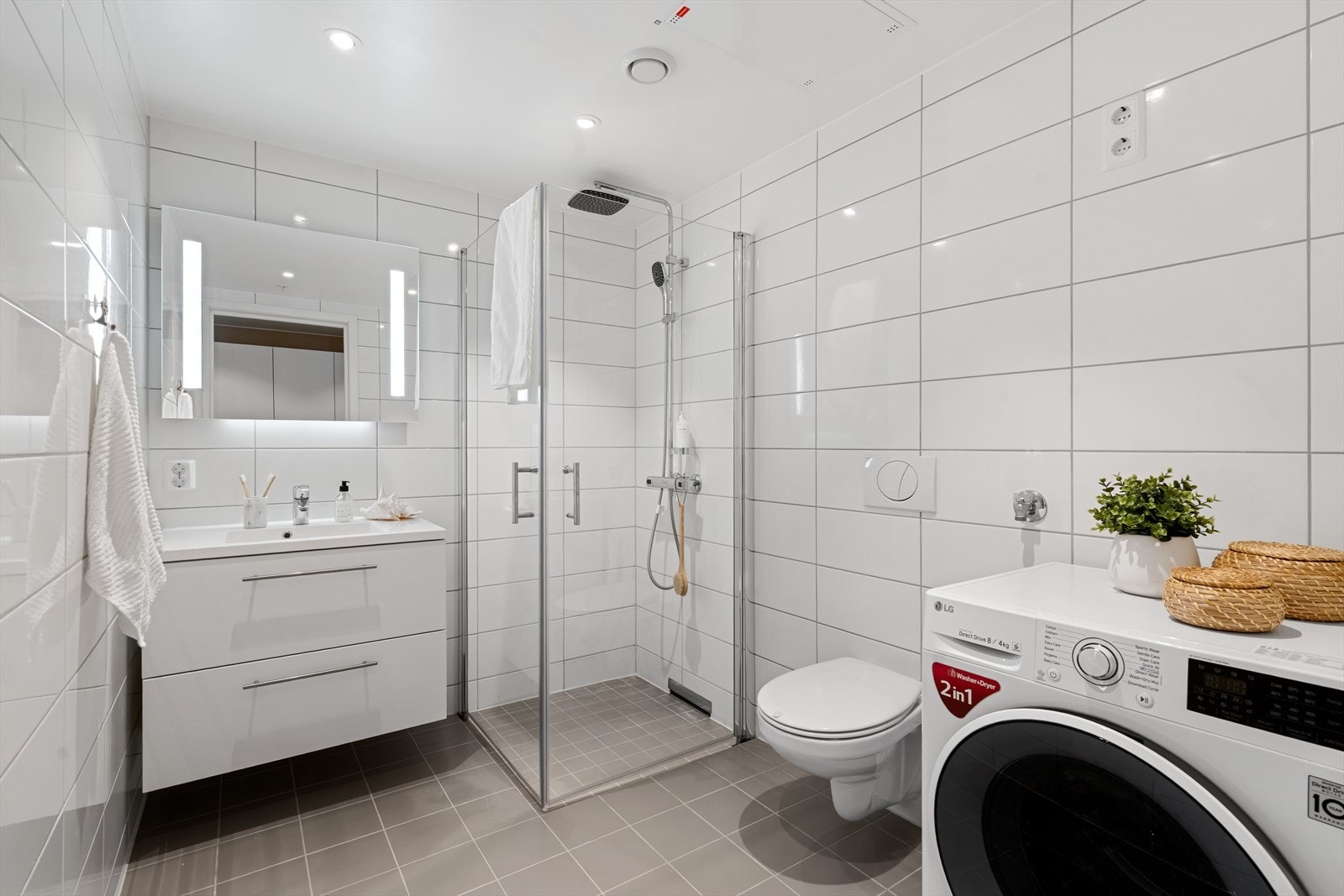 Badet måler 5 m² og har opplegg for vaskemaskin og tørketrommel Galleribilde
