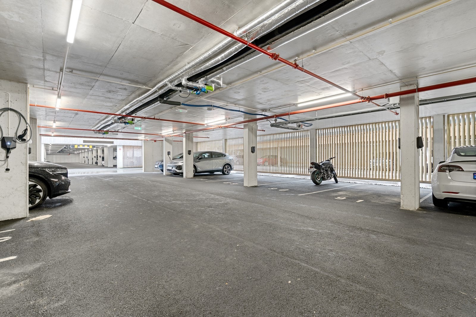 Her får du fast parkeringsplass og en praktisk ekstern bod på 2,6 m. El-billader fra Elaway kan kjøpes eller abonneres på. Galleribilde