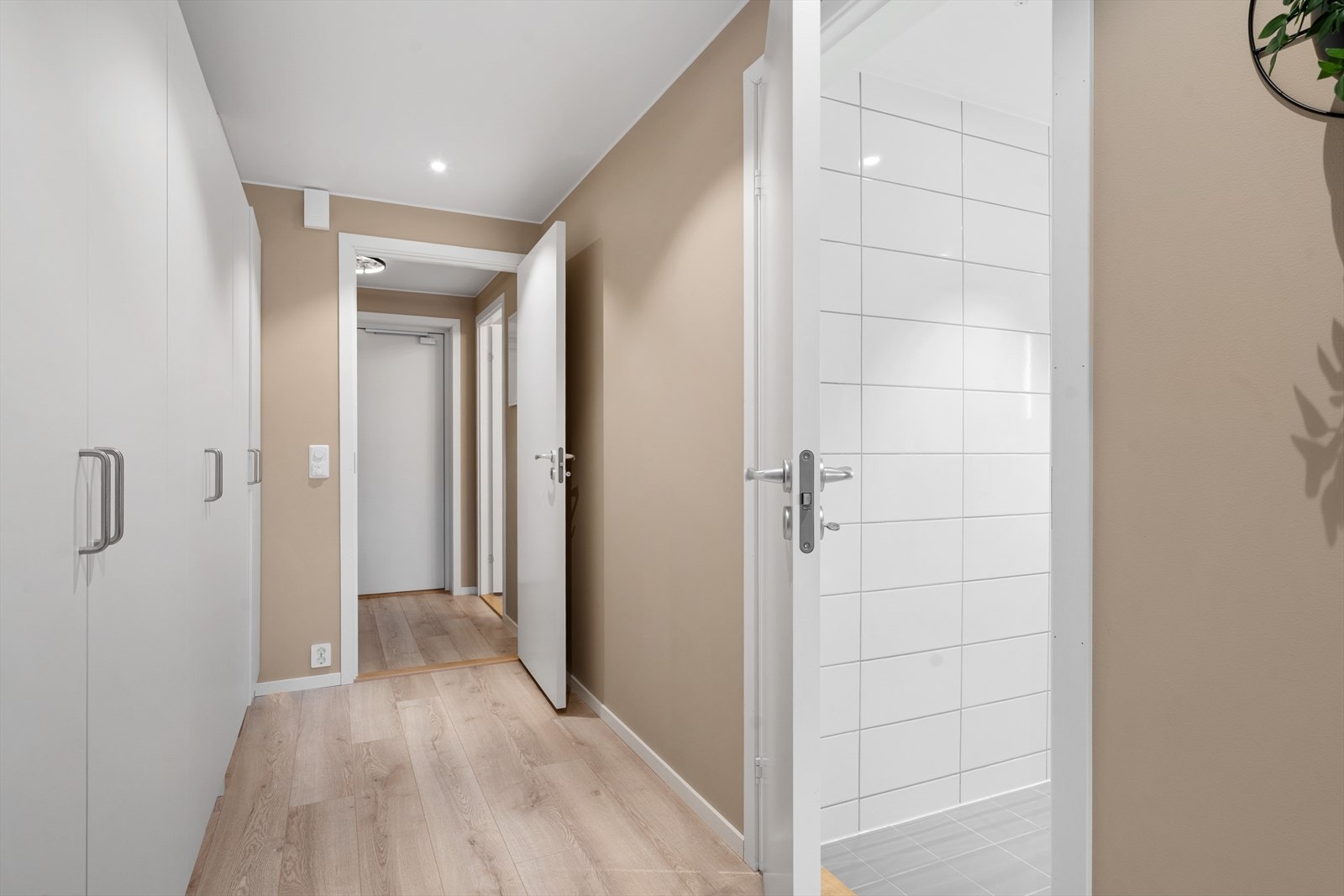 Badet ligger midt mellom soverommet og stuen. Galleribilde