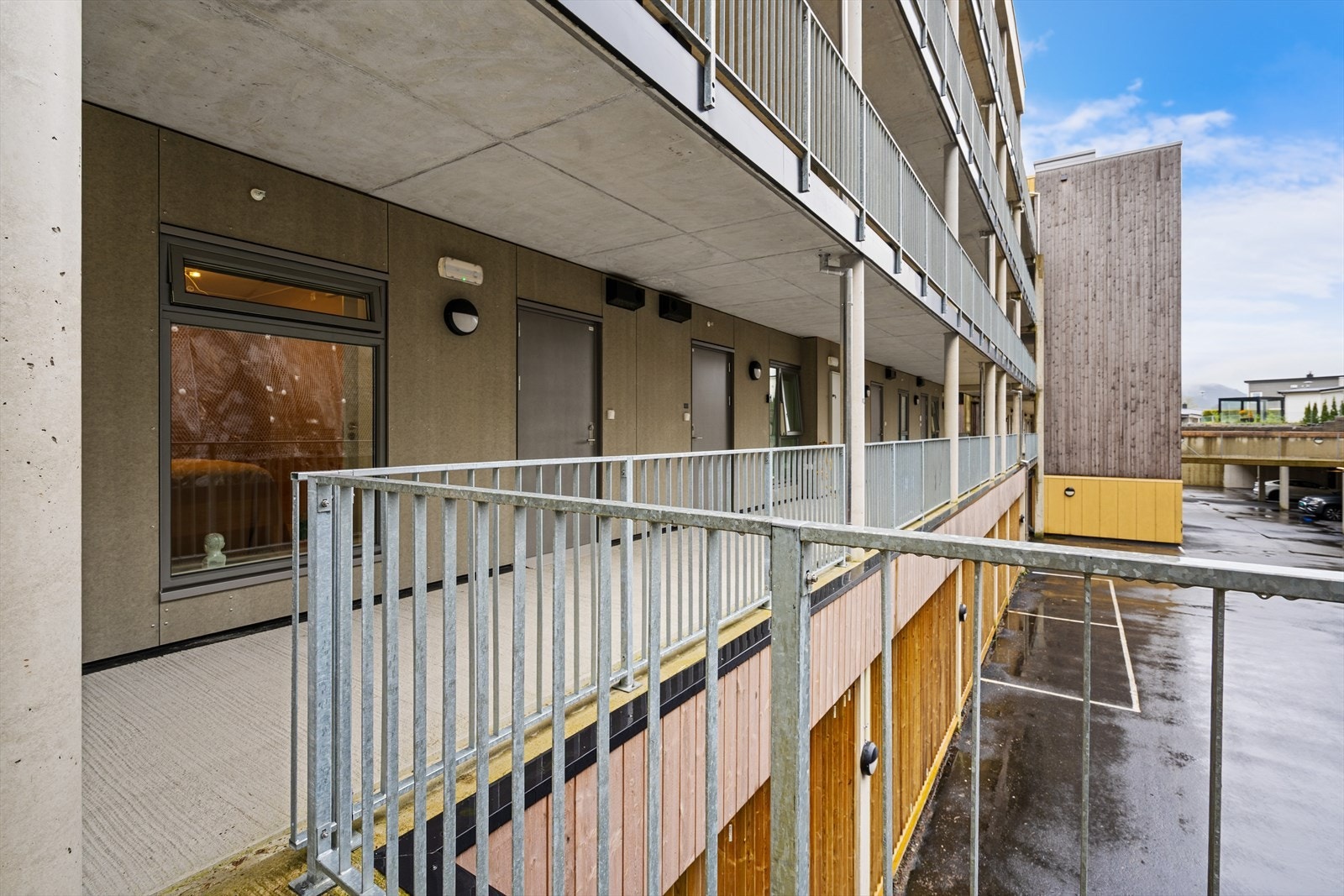 Utgang til svalgang. Garasjen er én etasje ned. Galleribilde