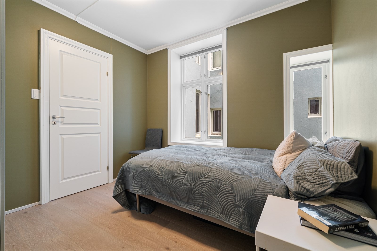 Store vindusflater slipper inn rikelig med dagslys, som gir hovedsoverommet en lys og innbydende følelse. Galleribilde