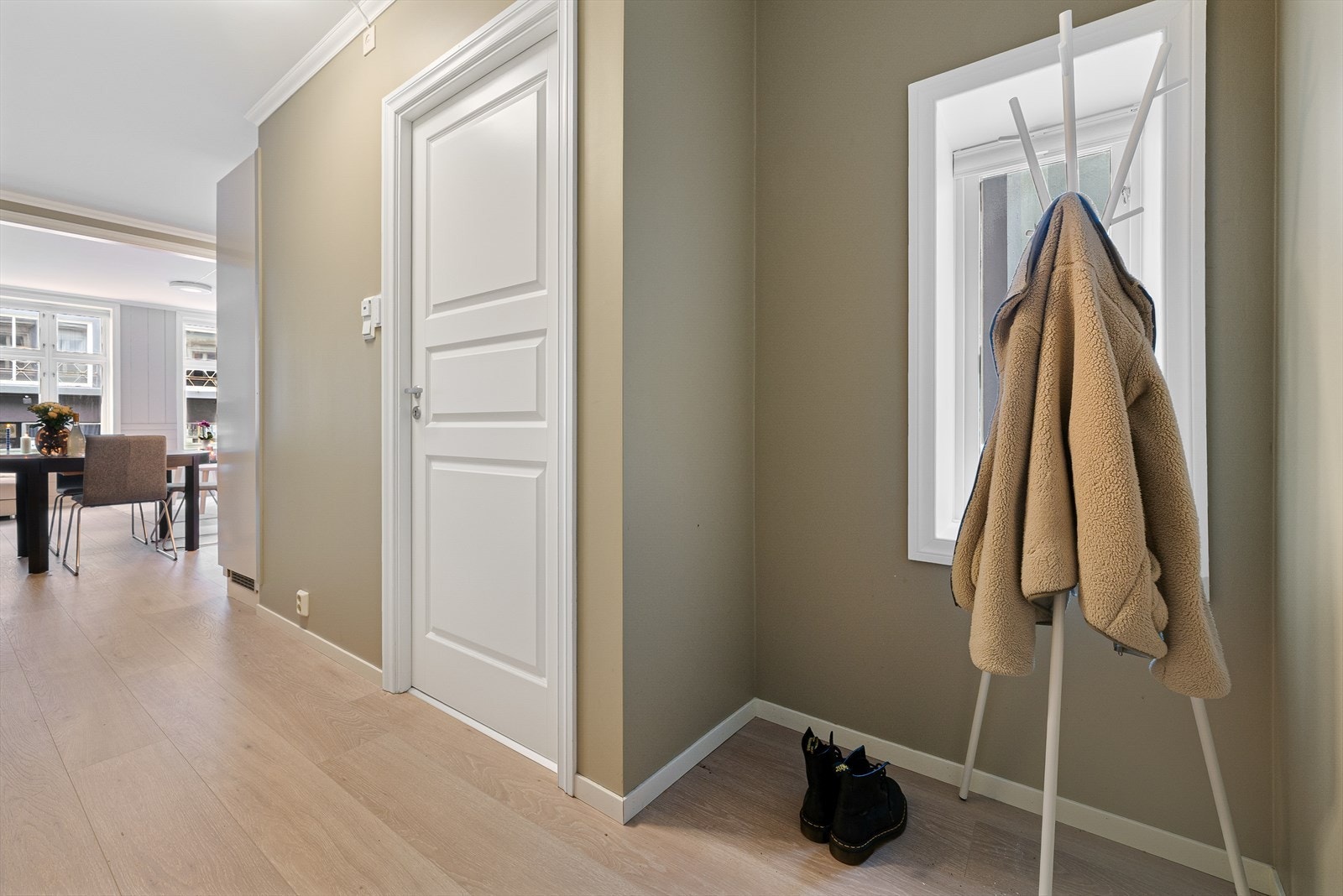 Den praktiske entreen gir et godt førsteinntrykk, med plass til oppheng av yttertøy og oppbevaring av sko. Galleribilde