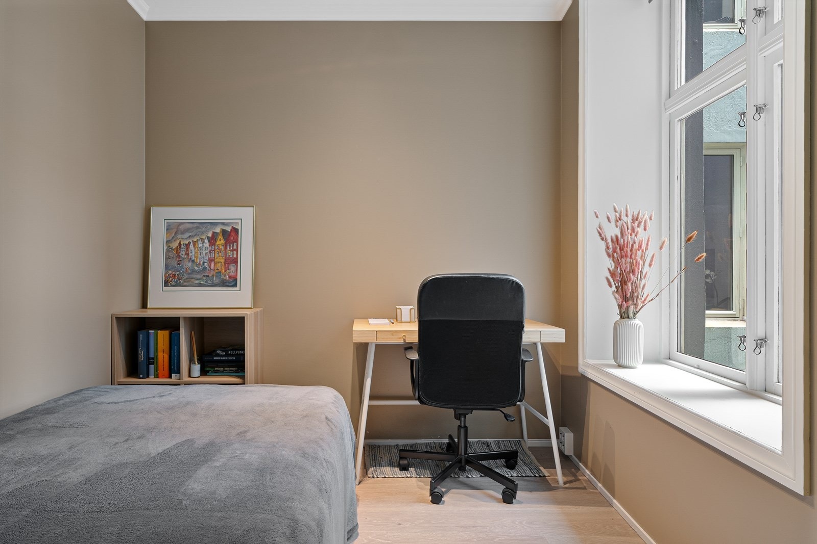 Det minste soverommet på 6,2 m² er malt i harmoniske farger, har store vindusflater og rommer både seng og garderobe. Galleribilde