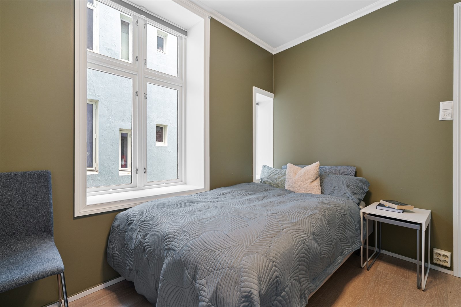 Rommet har plass til dobbeltseng, nattbord og en romslig garderobeløsning. Galleribilde