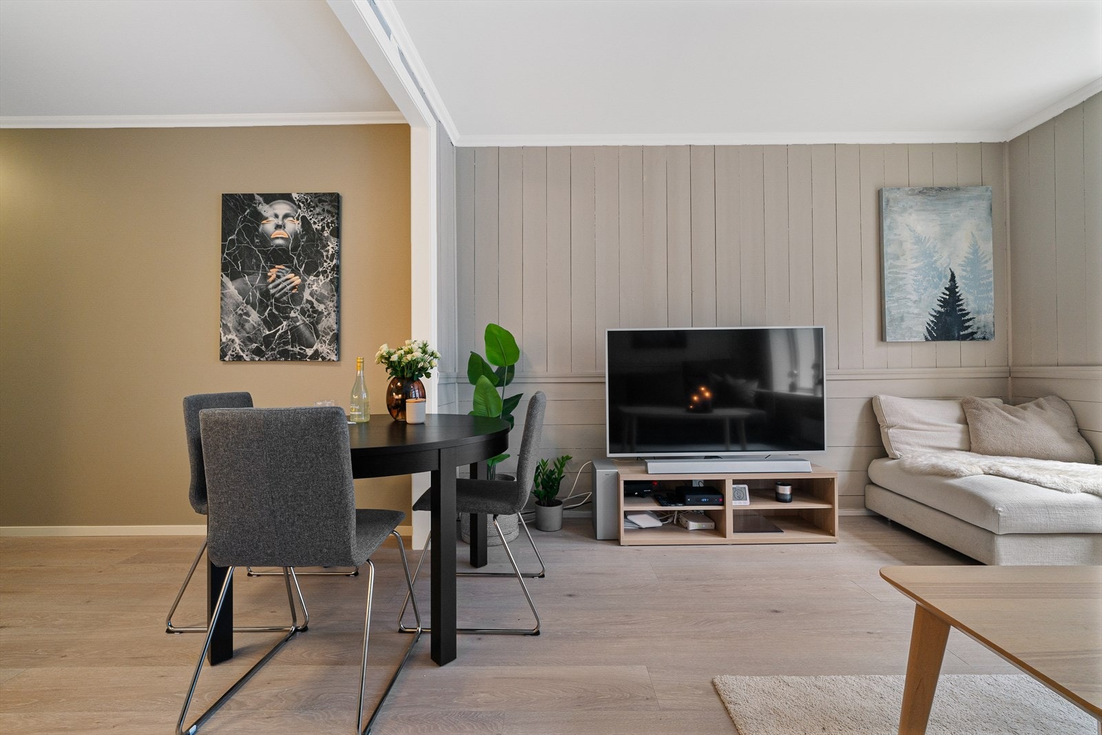 Her er er det god plass til et spisebord. Galleribilde