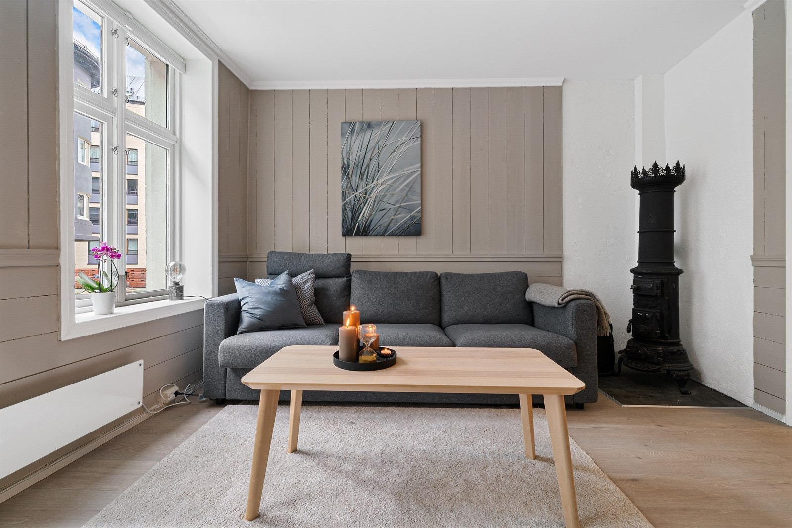 Stuen har god plass til både sofagruppe og spisebord, perfekt for hyggelige sammenkomster. Galleribilde