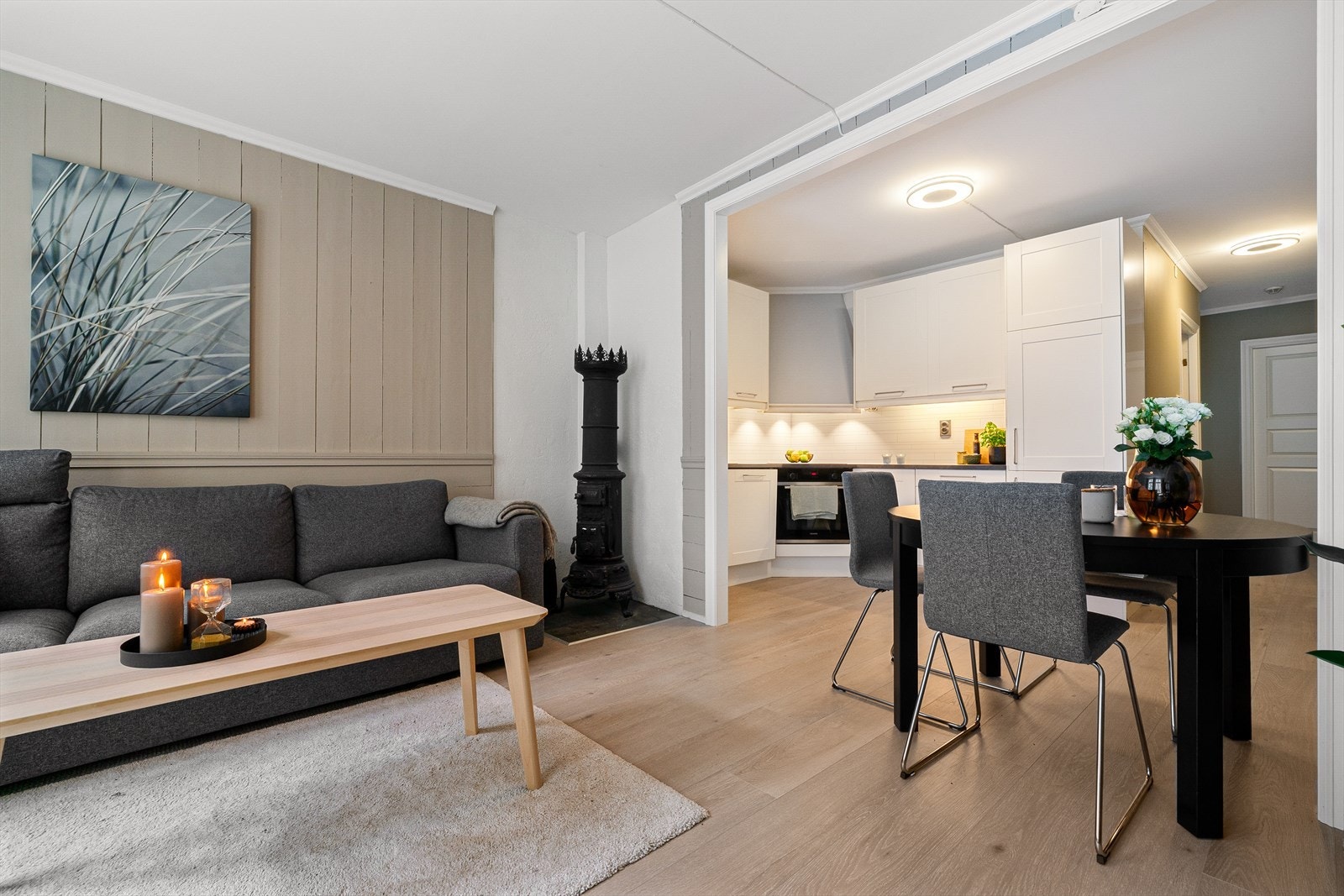 En antikk vedovn gir ekstra varme og atmosfære på kjølige dager. Galleribilde