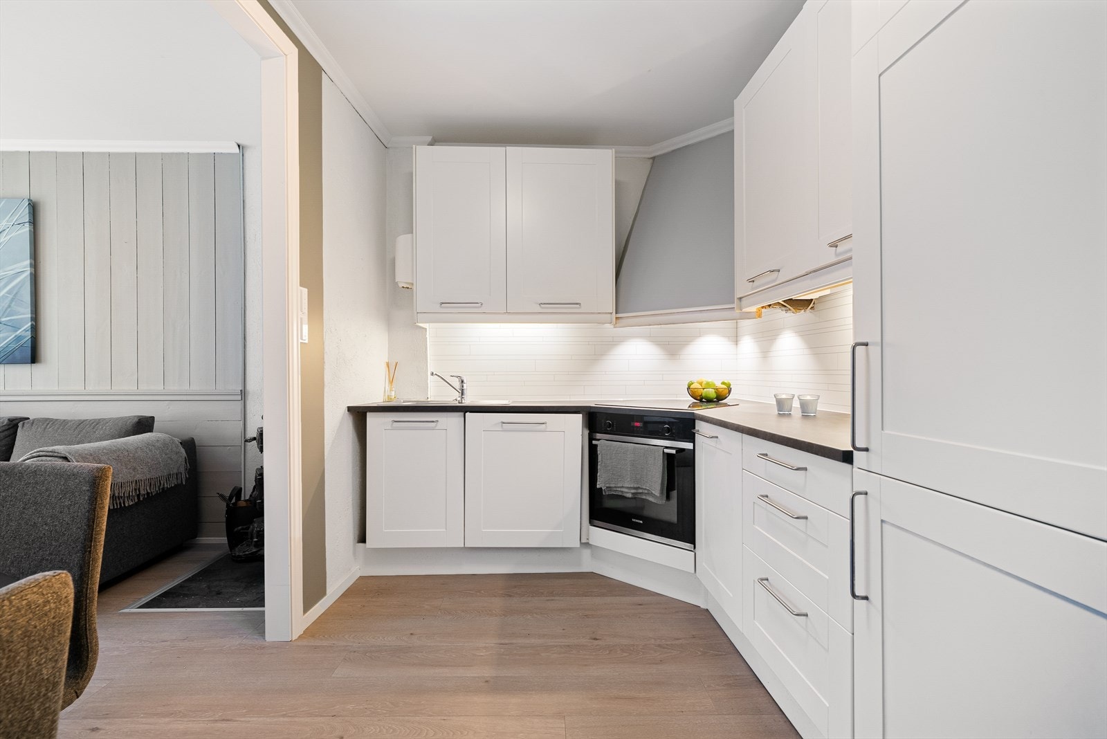 Integrerte hvitevarer som stekeovn, keramisk platetopp, oppvaskmaskin og kjøle-/fryseskap. Galleribilde