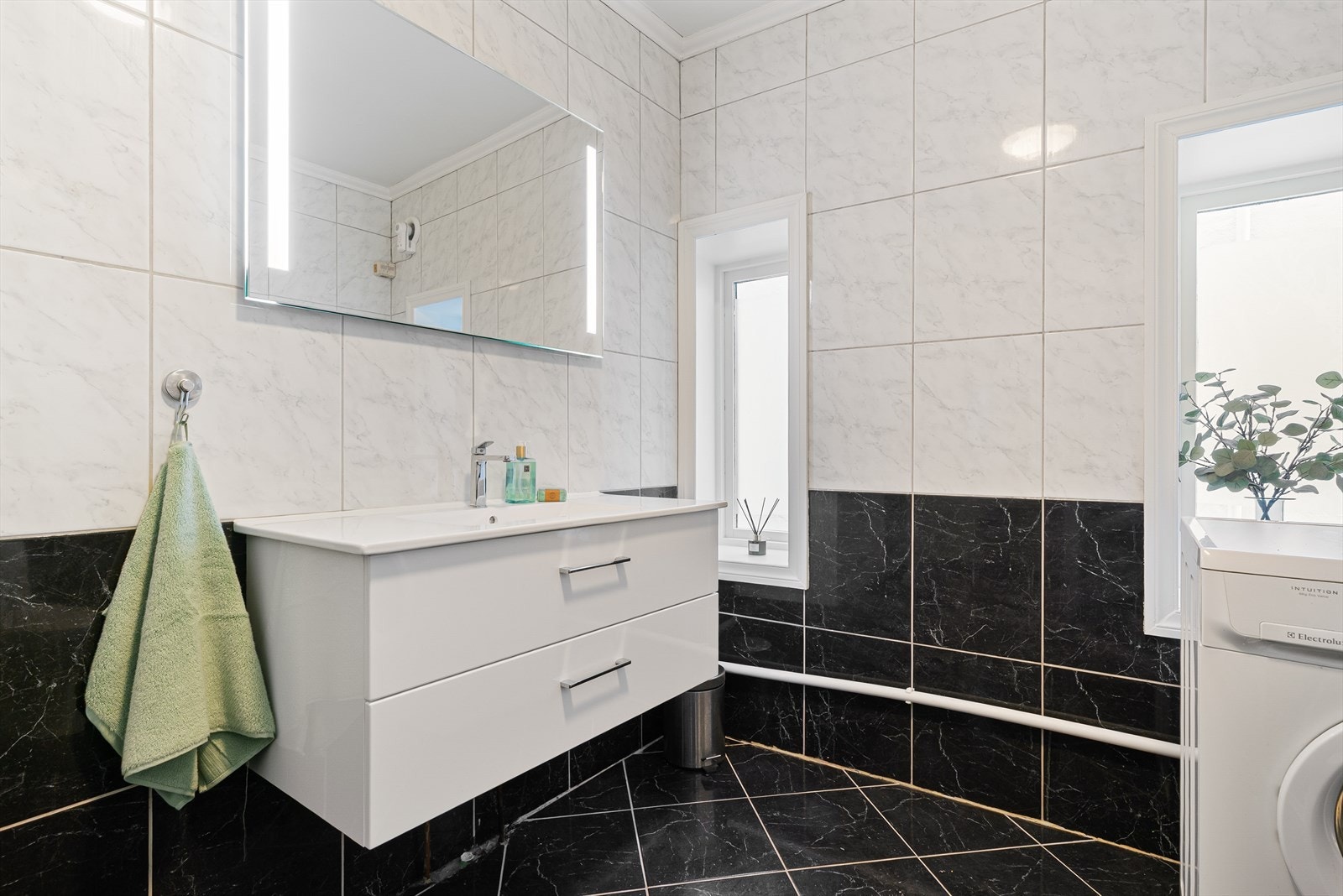 Mekanisk fuktstyrt ventilasjon, oppgradert i 2021, sikrer god luftkvalitet og forebygger fuktproblemer. Galleribilde