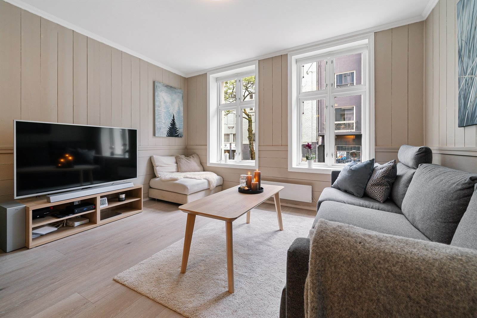 Store vindusflater gir rikelig med dagslys og skaper en innbydende atmosfære. Galleribilde