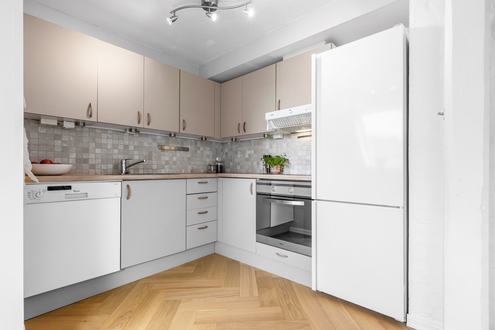 Kjøkkenet er utstyrt med integrert stekeovn, induksjonstopp og ventilator. Det er opplegg for oppvaskmaskin i benken og nisje til kjøleskap på siden Galleribilde