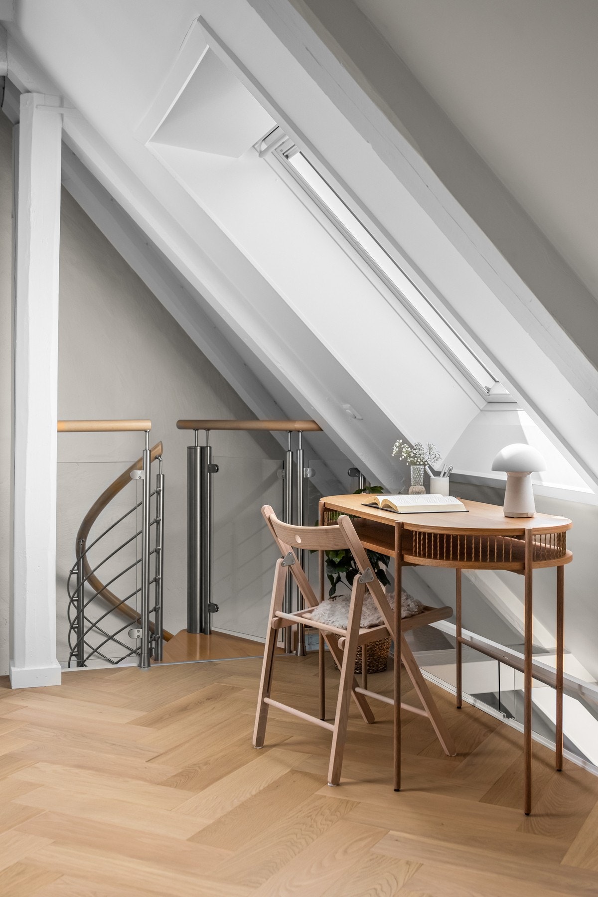 Herlig plass oppe i hemsen for hjemmekontor Galleribilde