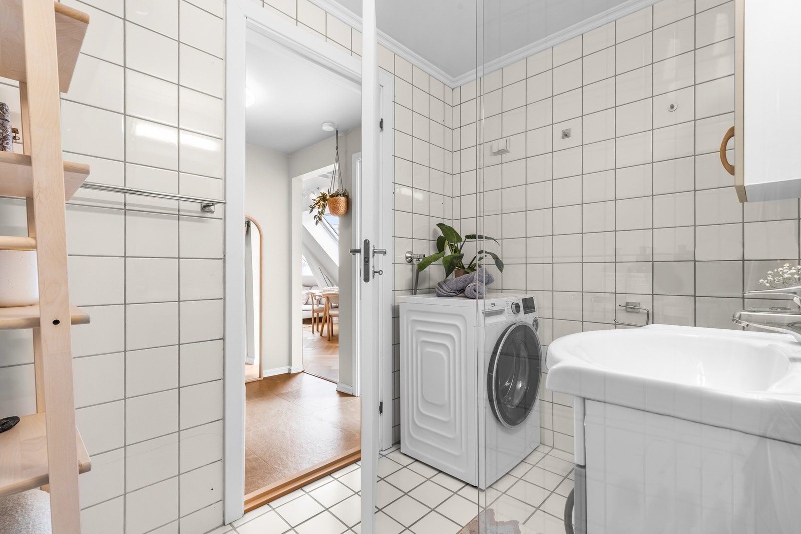 Badet har også gulvvarme og opplegg for vaskemaskin Galleribilde