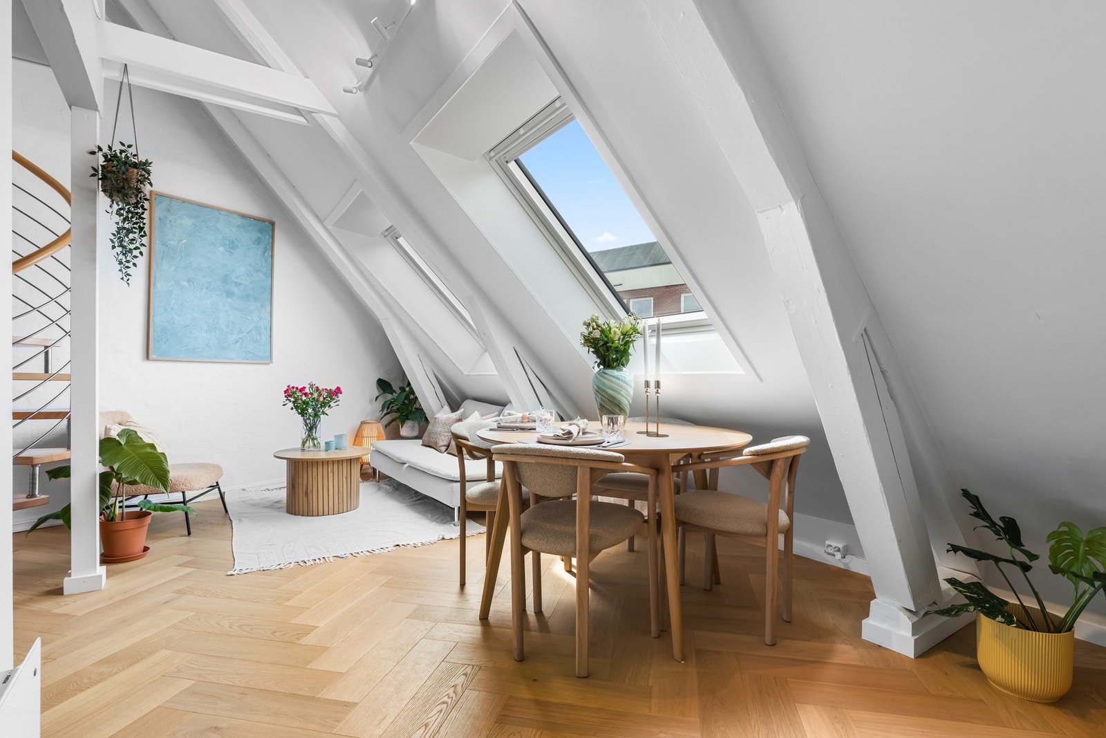 Stuen ligger i åpen løsning til kjøkkenet og lar seg enkelt møblere med tv-lounge og spisebord Galleribilde