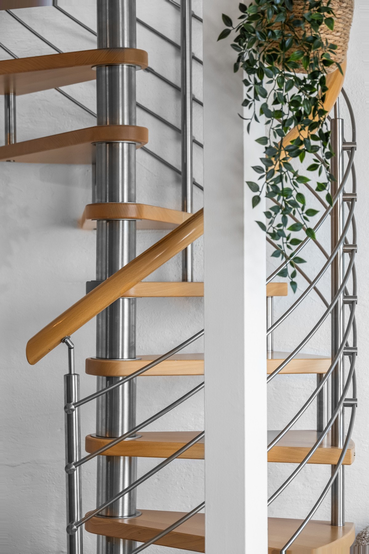 Fra stuen fører en spindeltrapp opp til hemsen med gulvareal på ca. 17 kvm Galleribilde