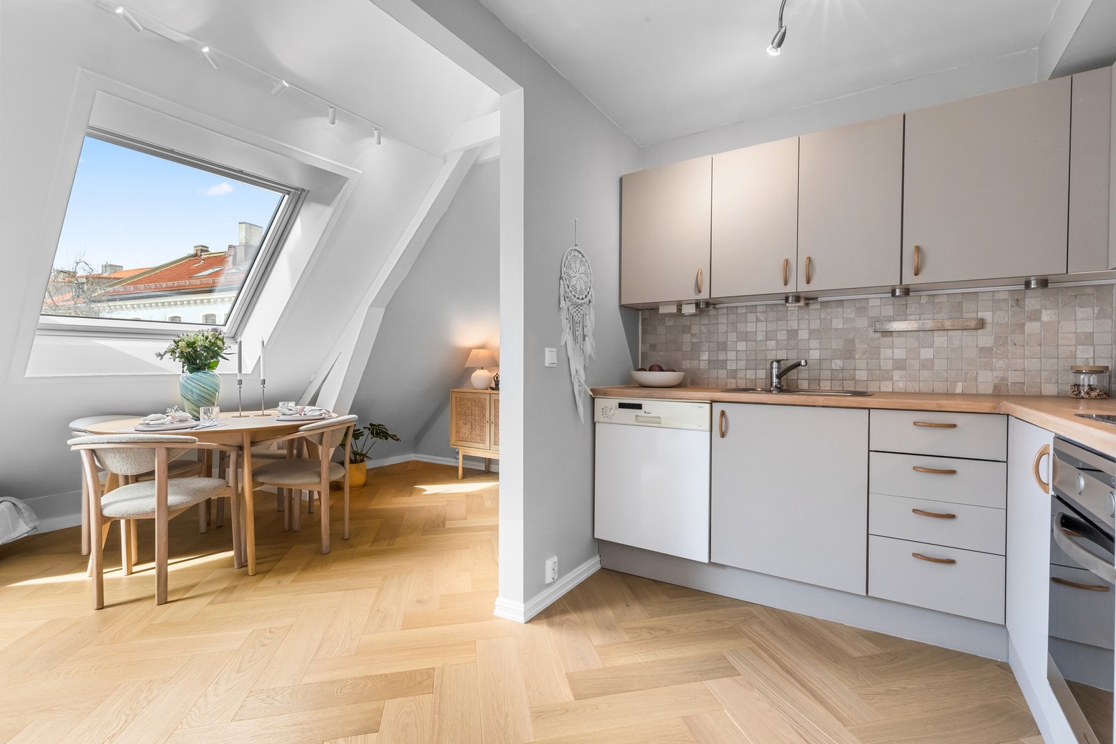 Over benkeplaten i heltre er det lagt lysebrune mosaikkfliser og montert godt med benkebelysning Galleribilde