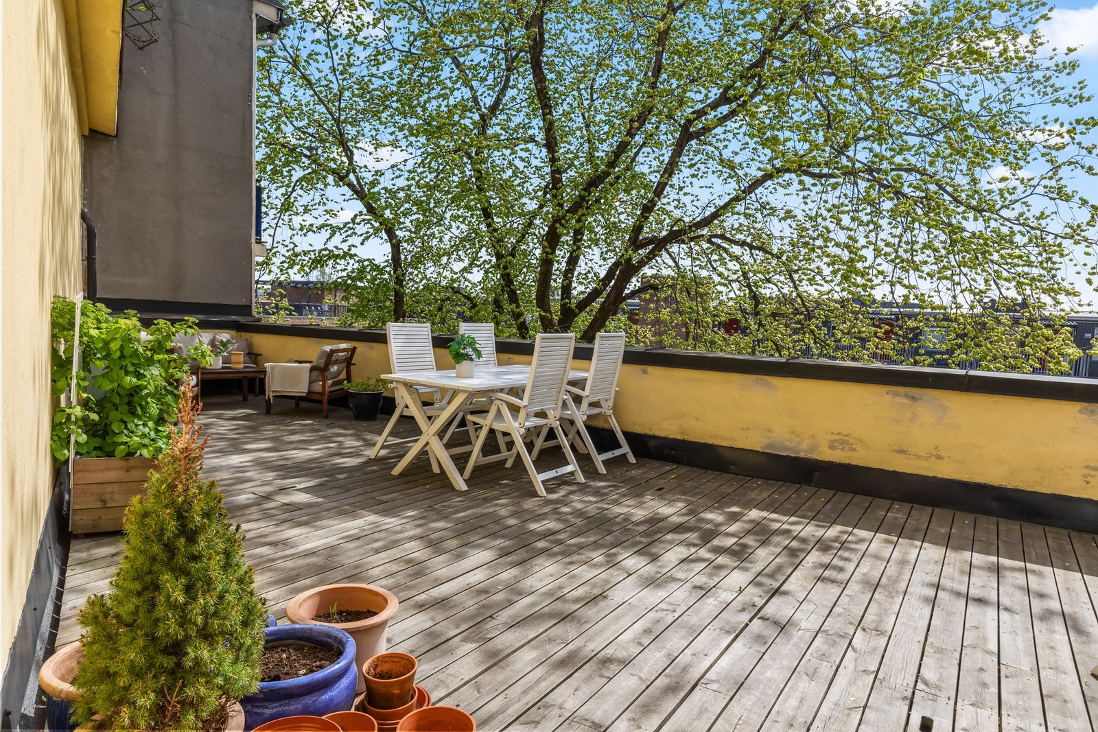 Leiligheten har tilgang til felles takterrasse like ved sin egen inngang - her er det deilig på sommerhalvåret Galleribilde