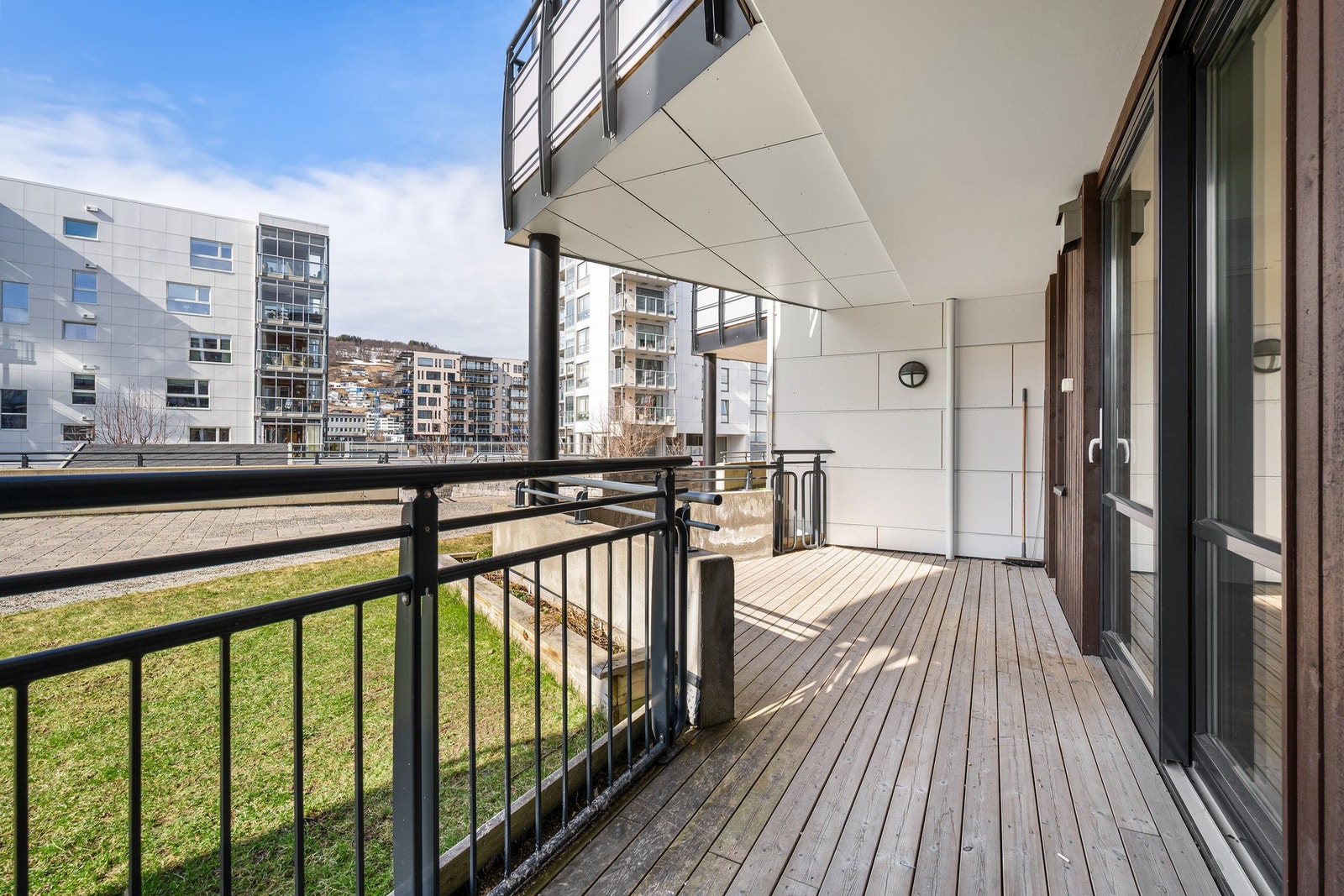 Fra stua har du adkomst til en solrik og vestvendt terrasse som med sine 14 kvm gir deg fin plass for å møblere med ønsket utemøblement Galleribilde