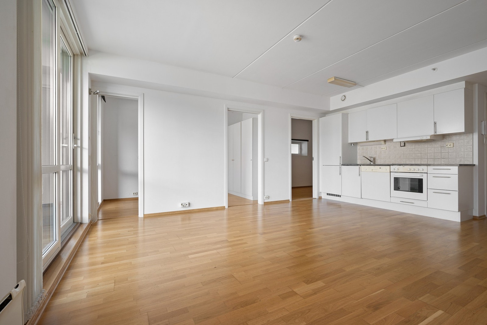 Leiligheten har gulv av parkett i alle rom (bortsett fra bad) Galleribilde