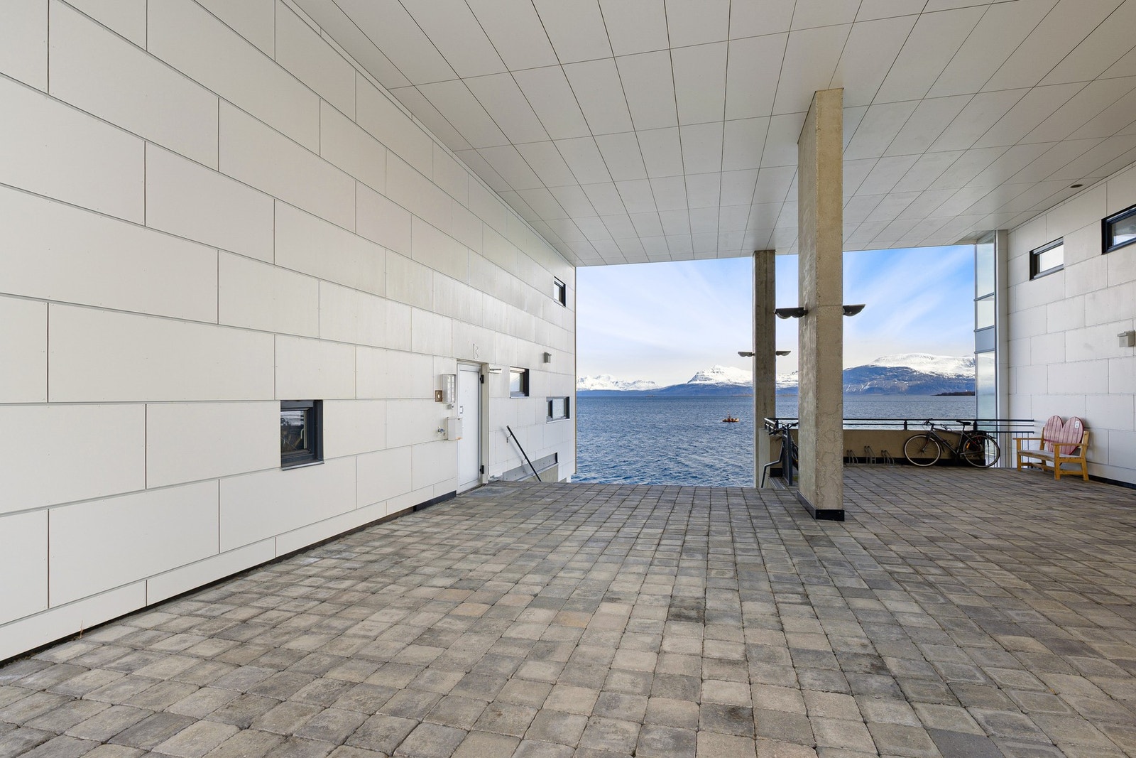 Felles inngangsparti - med sykkelparkering og adkomst rett frem til Stien langs sjøen og havnepromenaden Galleribilde