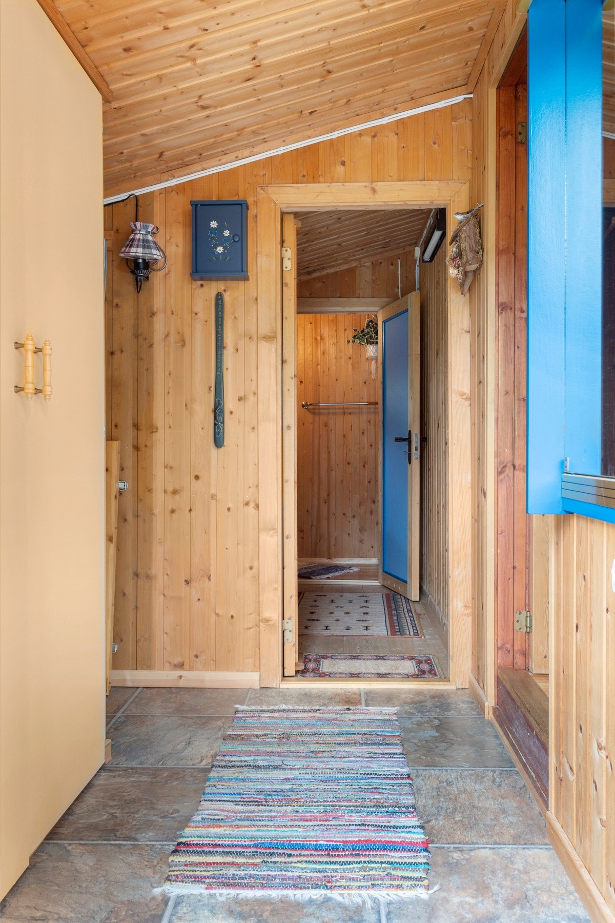 Inngangsparti og mellomgang til hyttedo. Galleribilde
