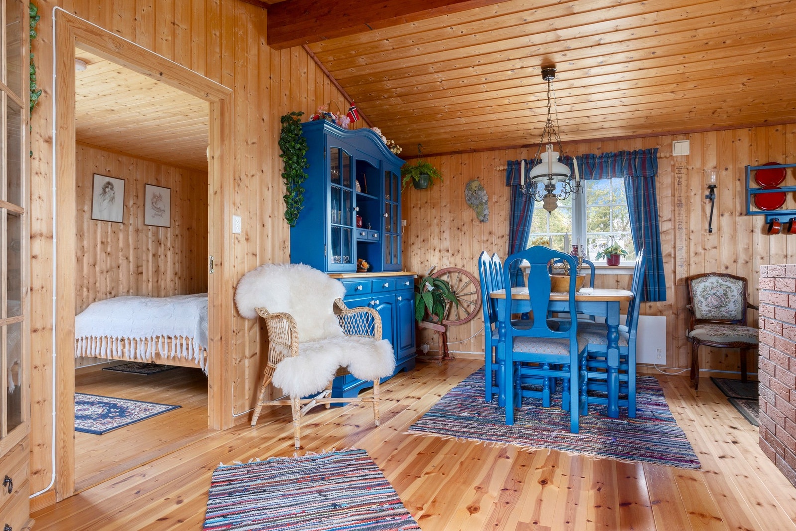 Romslig stue/spisestue på 30 kvm. Galleribilde