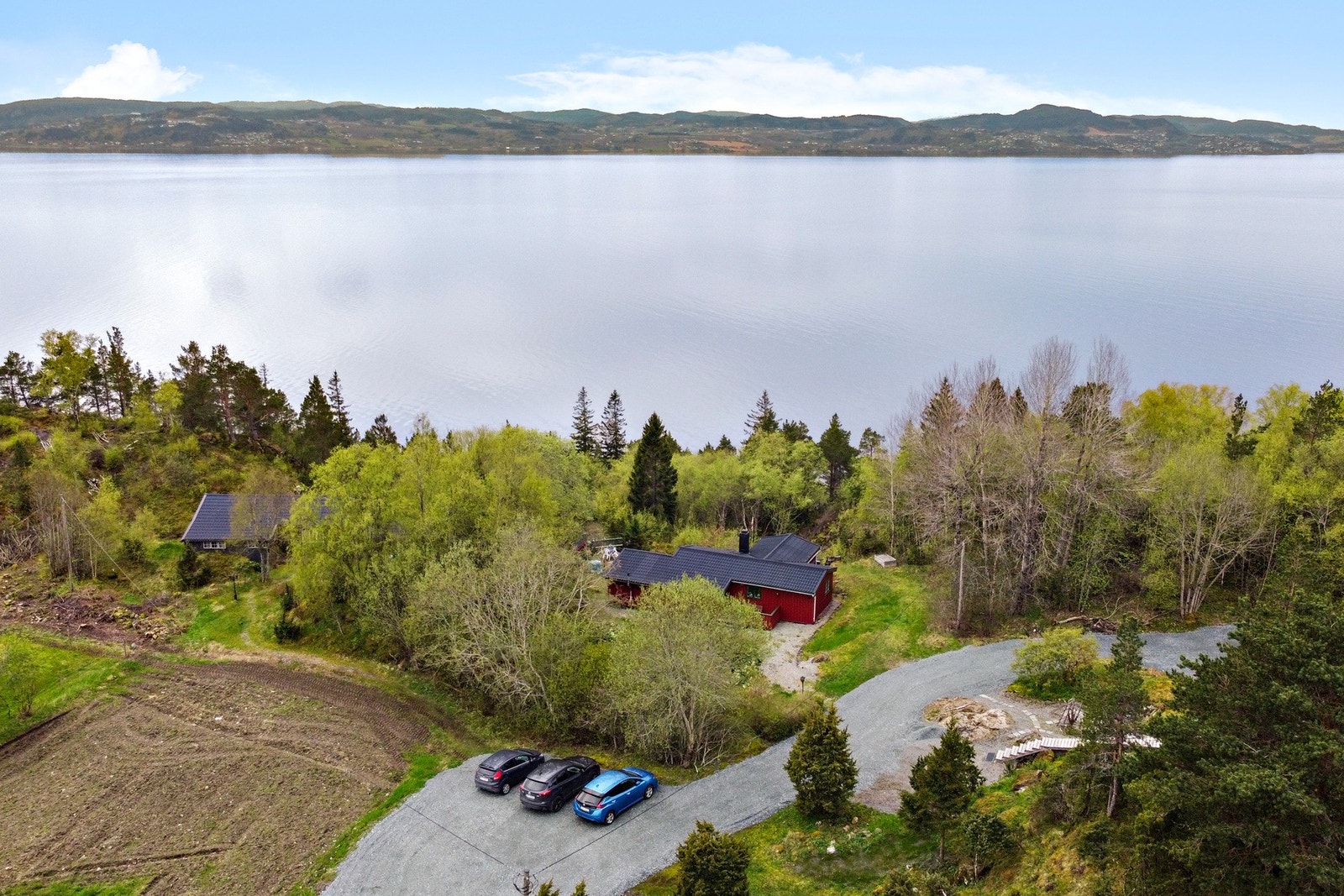 Parkering på felles oppstillingsplass. Det er ikke tinglyst rett til parkering, men vei og oppstillingsplasser er inntegnet i reguleringsplanen og reguleringskartet for området. Galleribilde