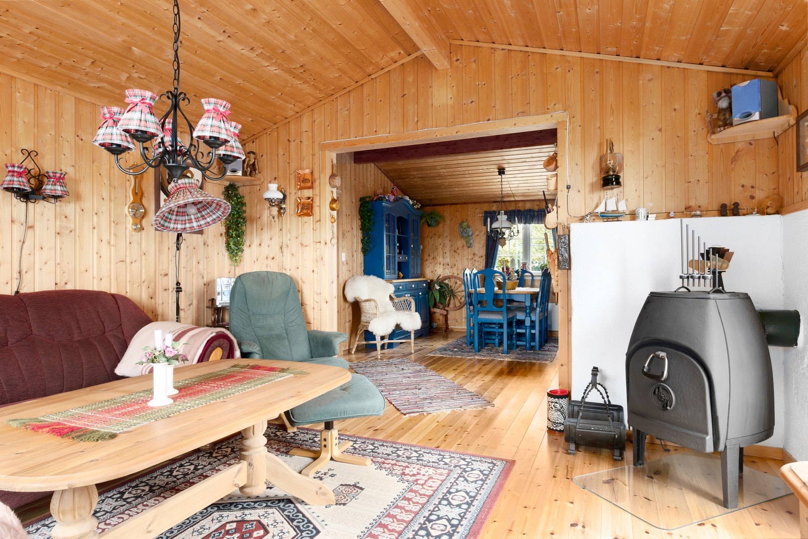 Hytta har vedfyring og elektrisk oppvarming. Galleribilde