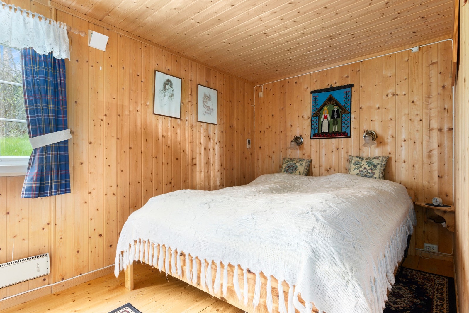 Rom på 9 kvm er i dag innredet til hovedsoverom. Galleribilde