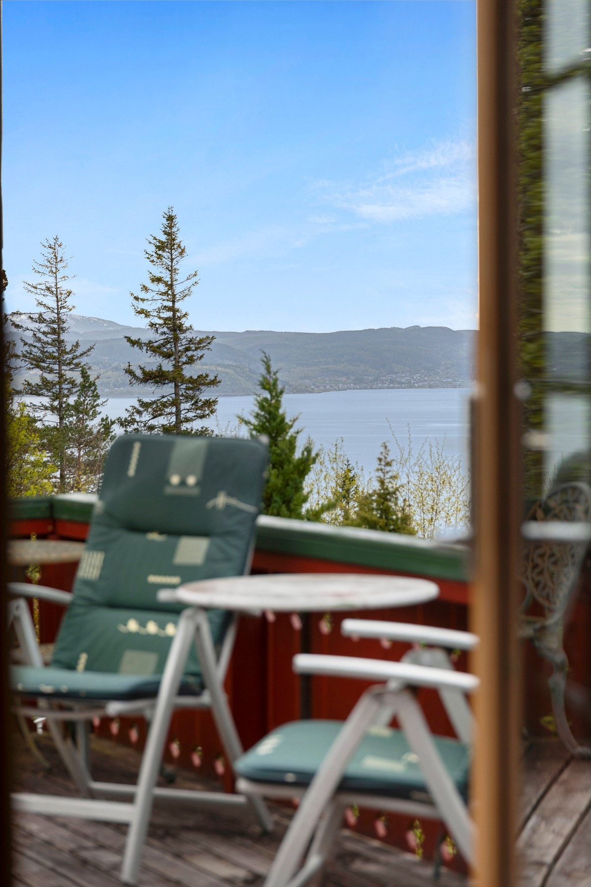 Flott utsyn fra stue og veranda - Usjenert beliggenhet. Galleribilde