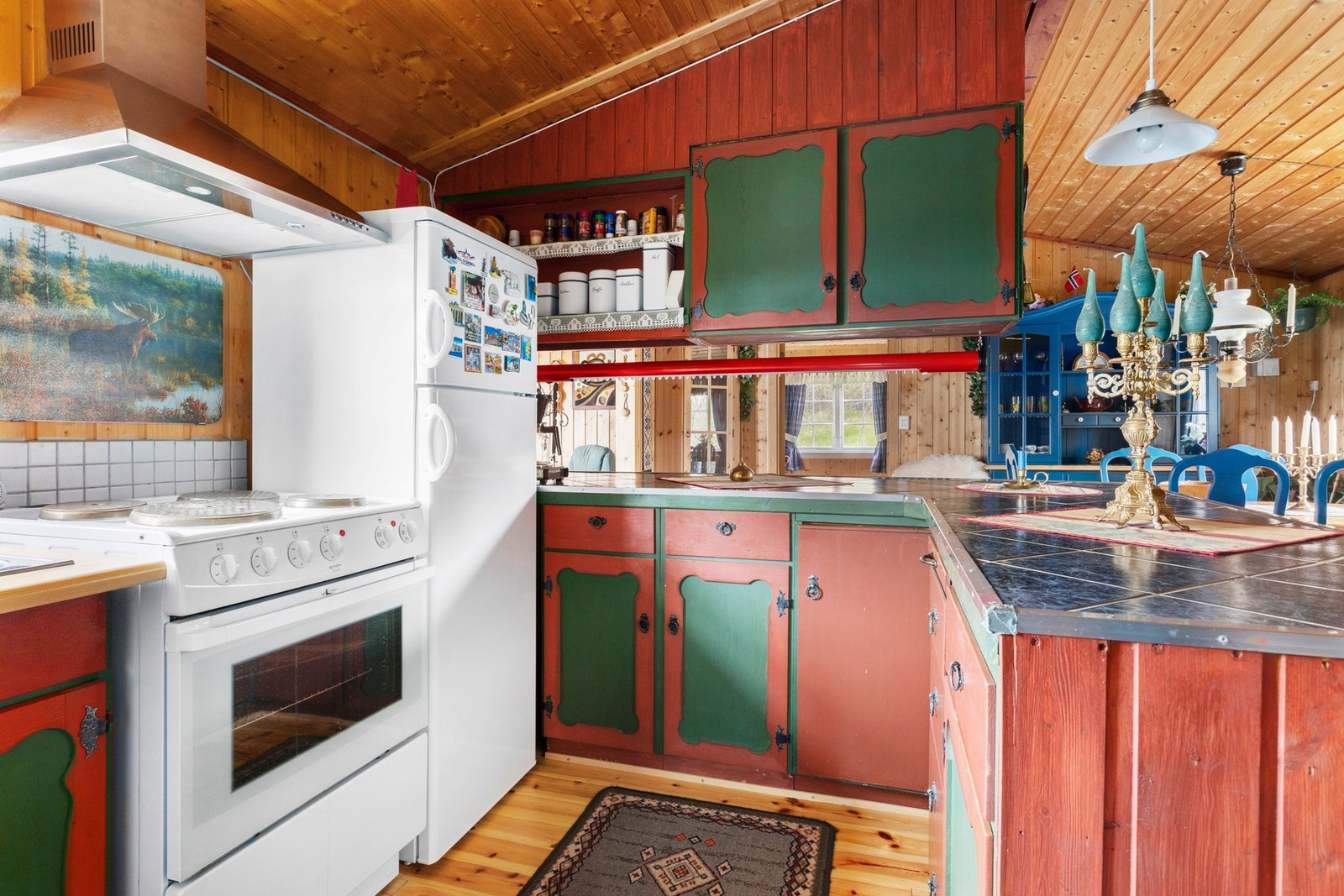 Sosialt og trivelig kjøkken med god benkeplass i tilknytning til spisestue. Galleribilde