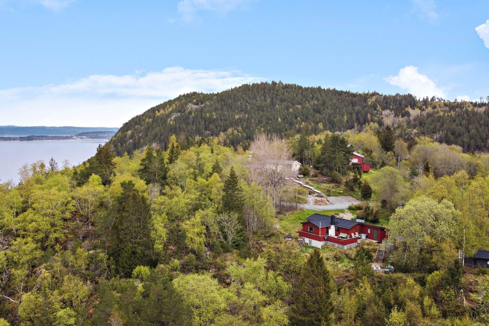 Eiendommen ligger landlig til med kun 15 minutters kjøring fra Stjørdal sentrum og 40 minutter fra Trondheim. Galleribilde