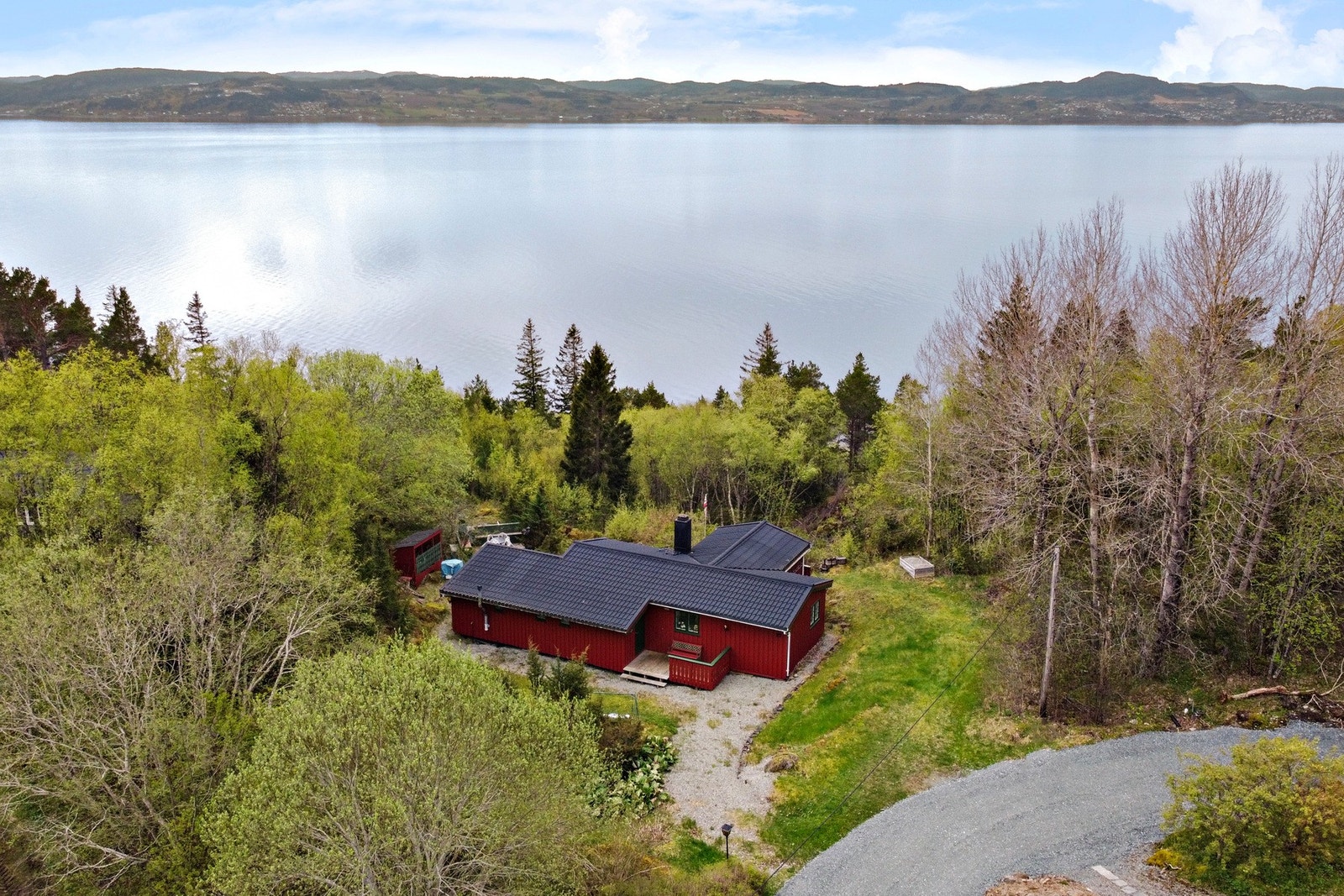 Med kort reiseavstand fra flere knutepunkter kan fritidseiendommen være velegnet som base gjennom hele sommeren. Galleribilde