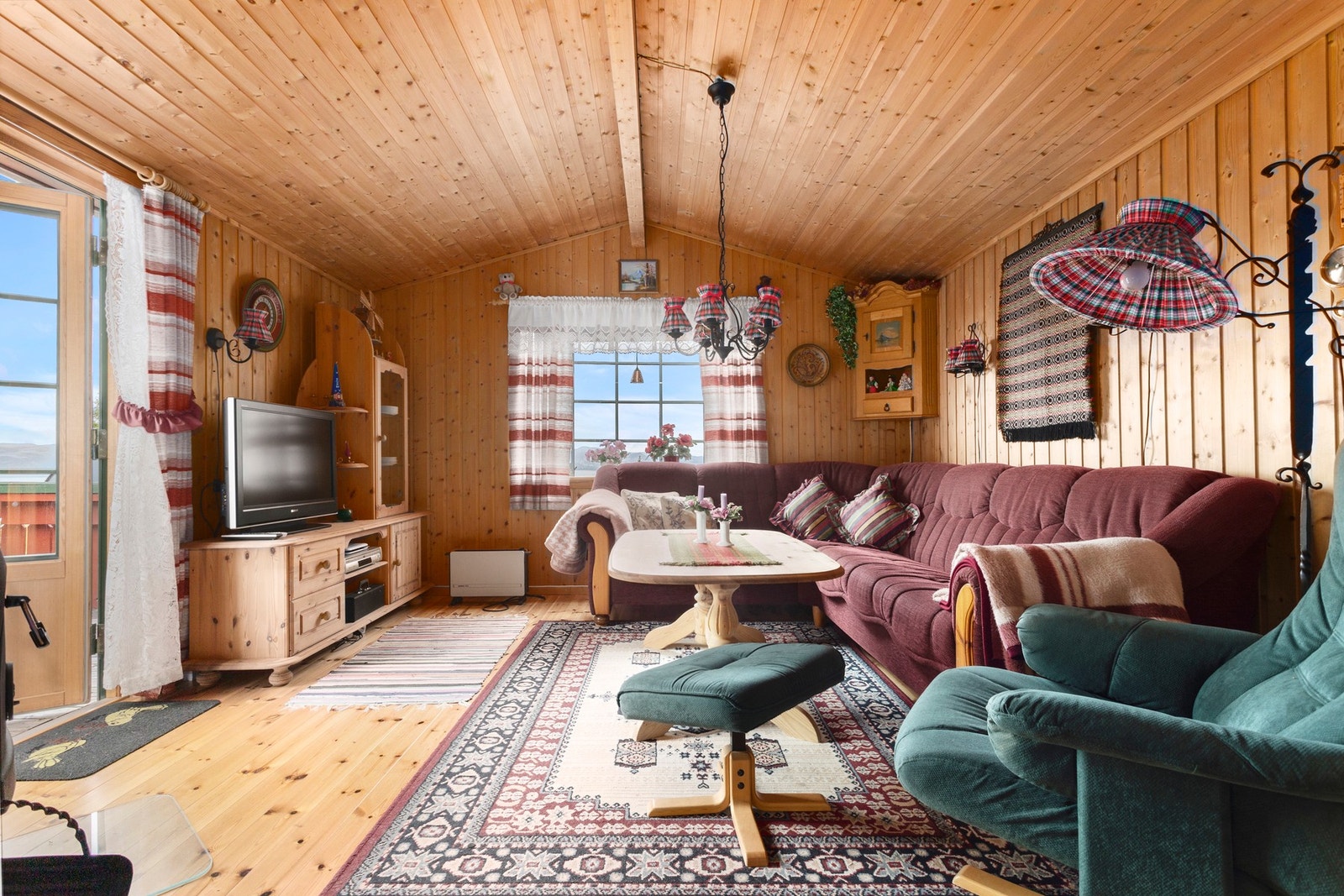 Stue med utgang til en solfylt veranda. Galleribilde