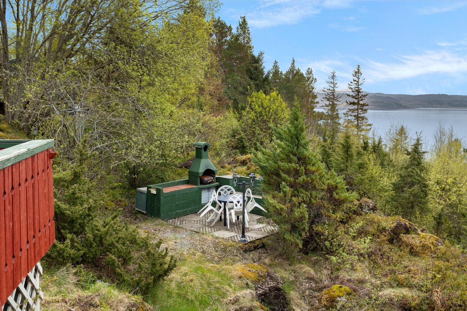 Koselig grillplass nedenfor hytta. Galleribilde