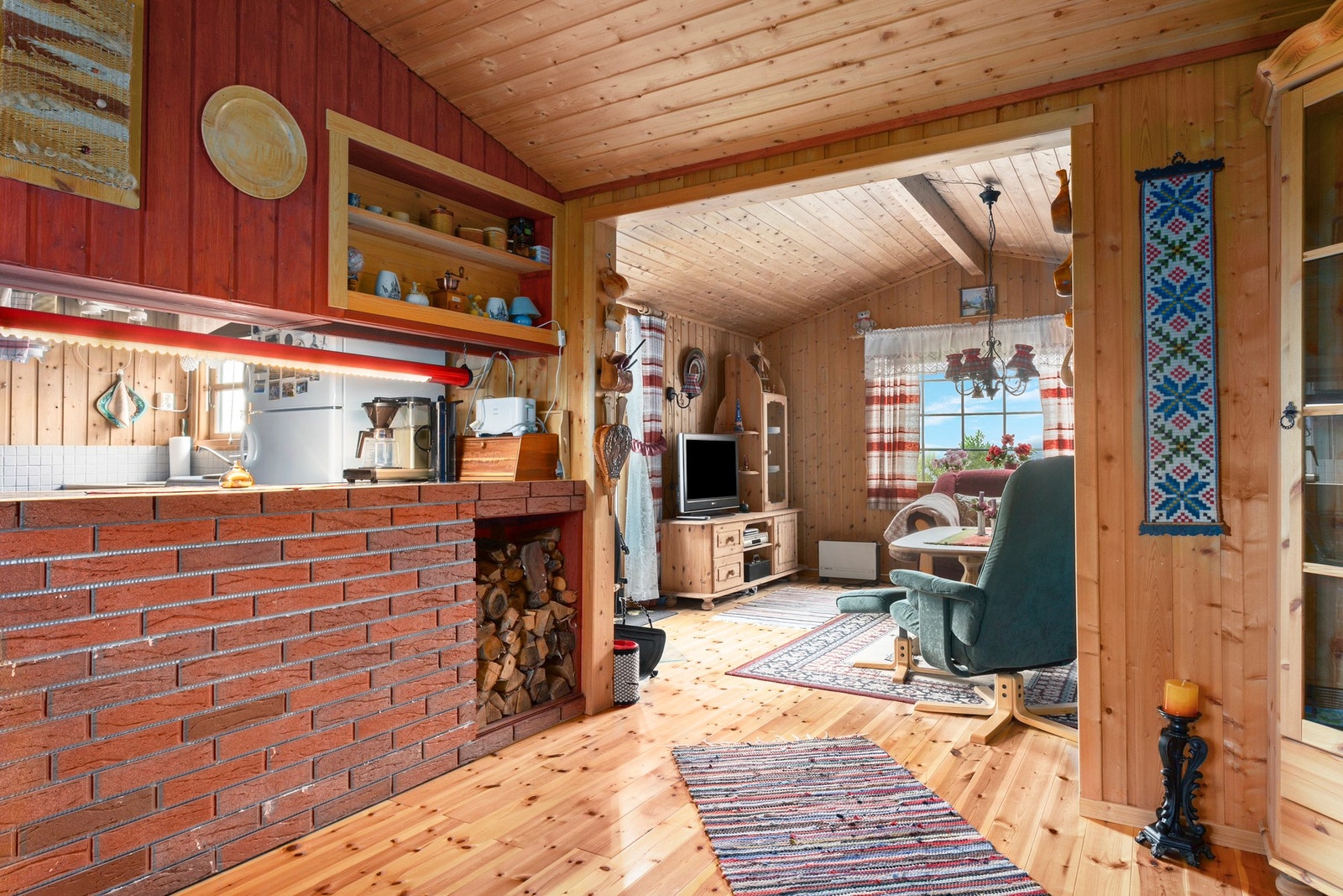 Det er tregulv, panel på vegger og panel i tak. Galleribilde