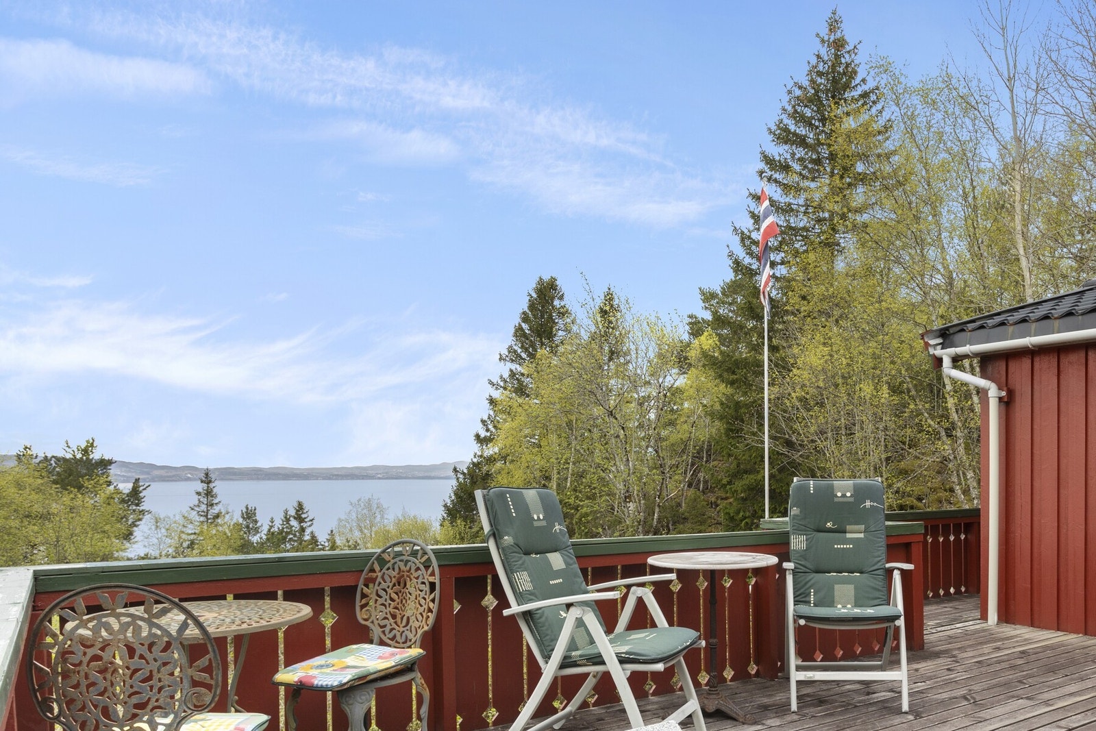 Veranda oppmålt til 30 kvm med gode solforhold og fantastisk utsikt. Galleribilde