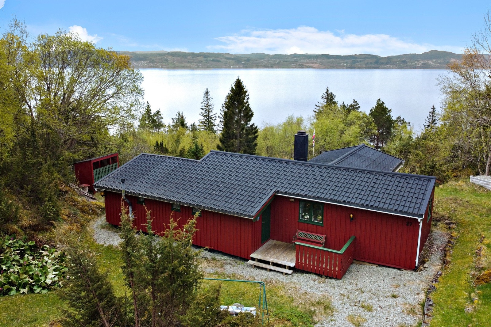 Flott beliggenhet på Skatval med bla. dagligvarebutikk og togstasjon kun 5 minutter med bil unna eiendommen. Galleribilde
