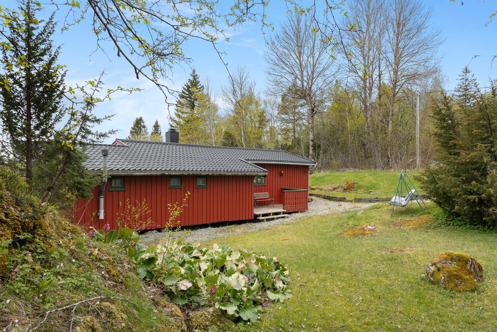 Eiendommen har en meget flott beliggenhet i hyttefeltet og er opparbeidet med flere hyggelige soner utendørs. Galleribilde