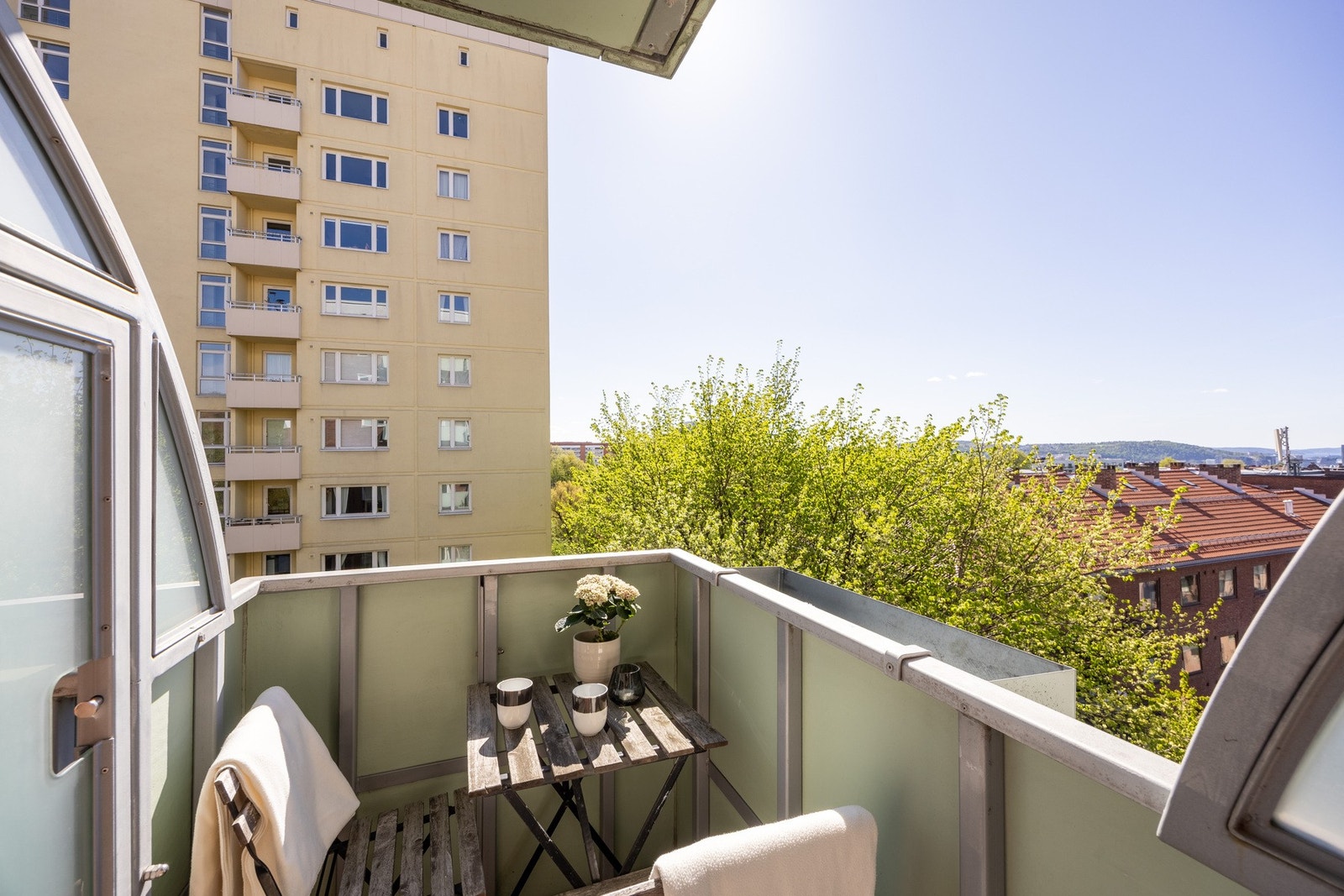 Balkongen har utgang fra stuen og har plass til sittegruppe og bord. Galleribilde