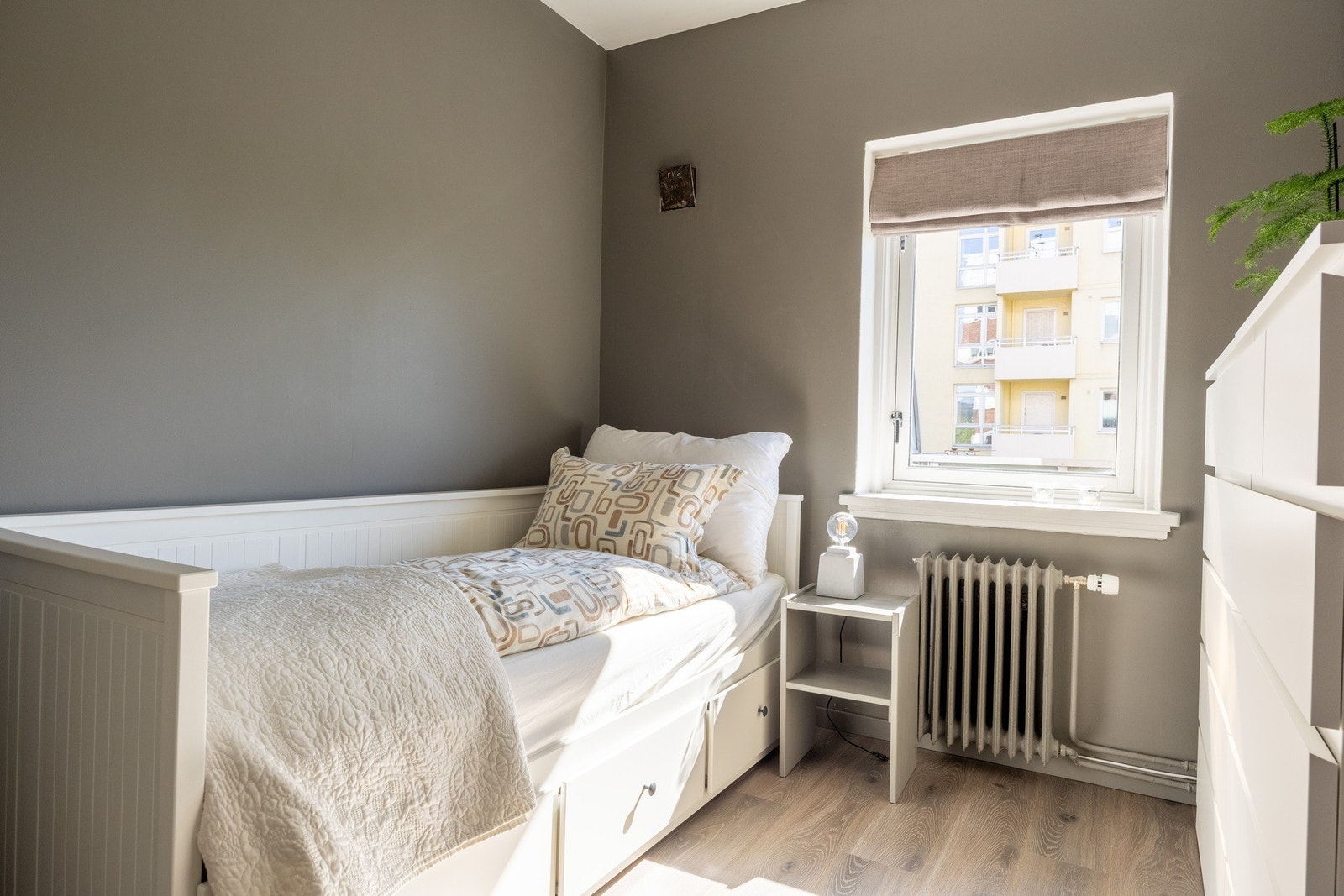 Innbydende soverom med plass til dobbeltseng og tilhørende nattbord. Galleribilde