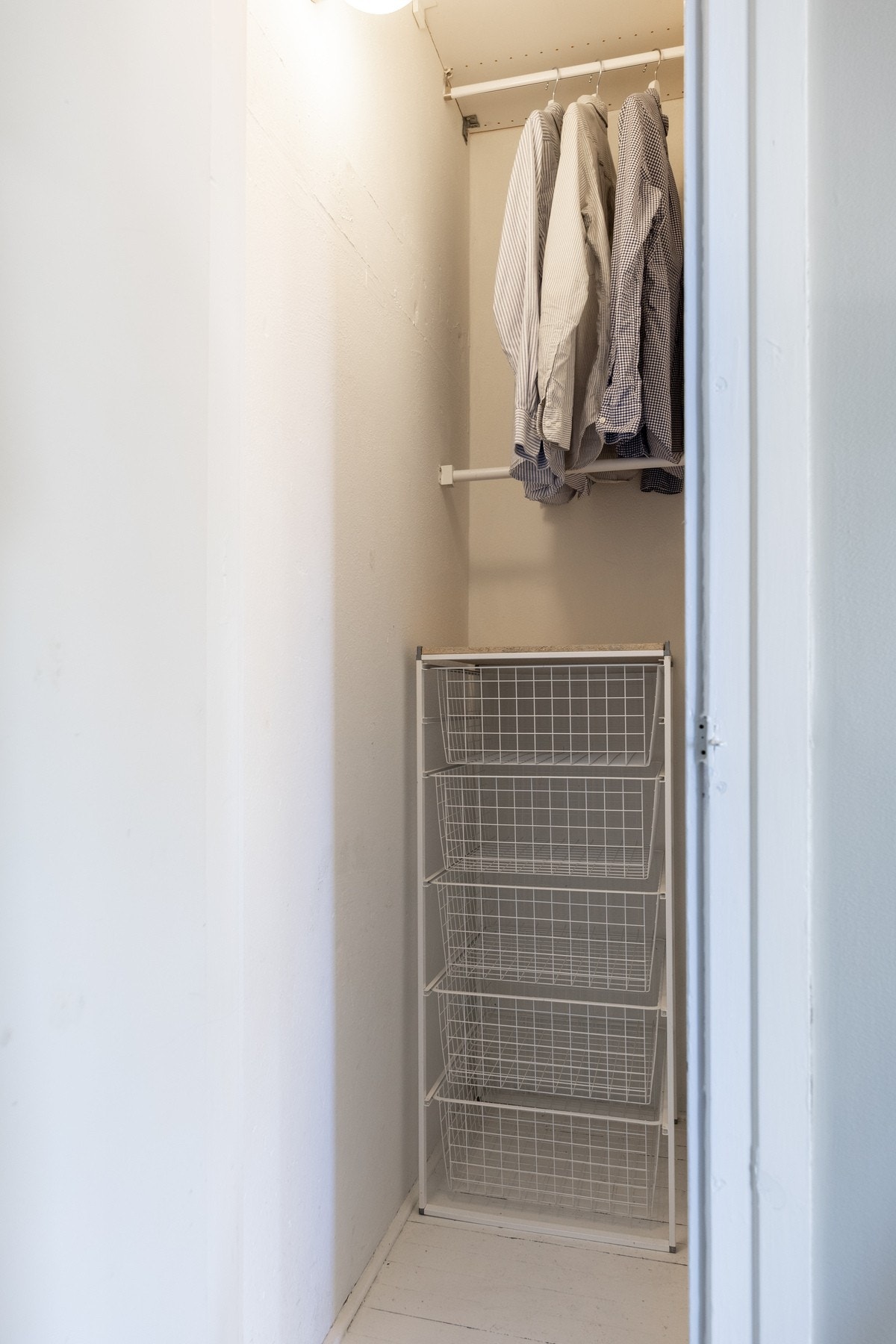 Innvendig bod med oppbevaringsplass. Leiligheten disponerer også to boder i fellesareal. Galleribilde