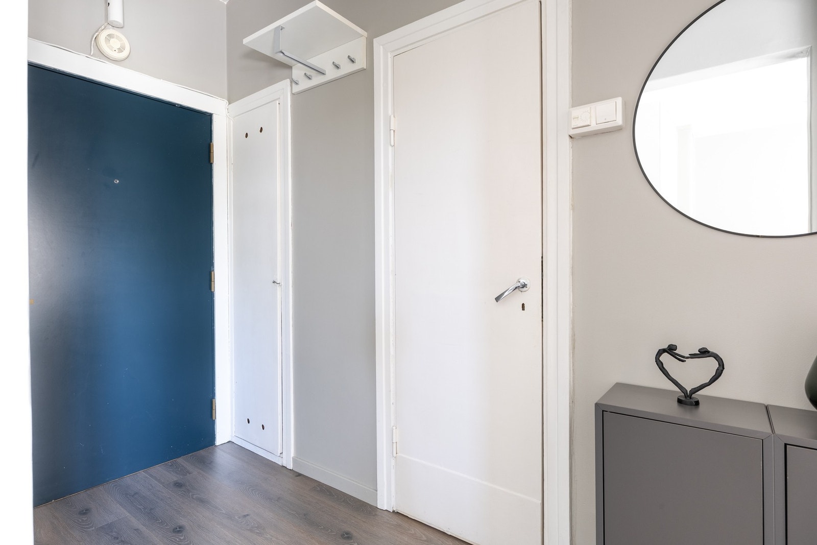 Entréen er romslig med plass for klesoppheng og oppbevaring av sko. Galleribilde