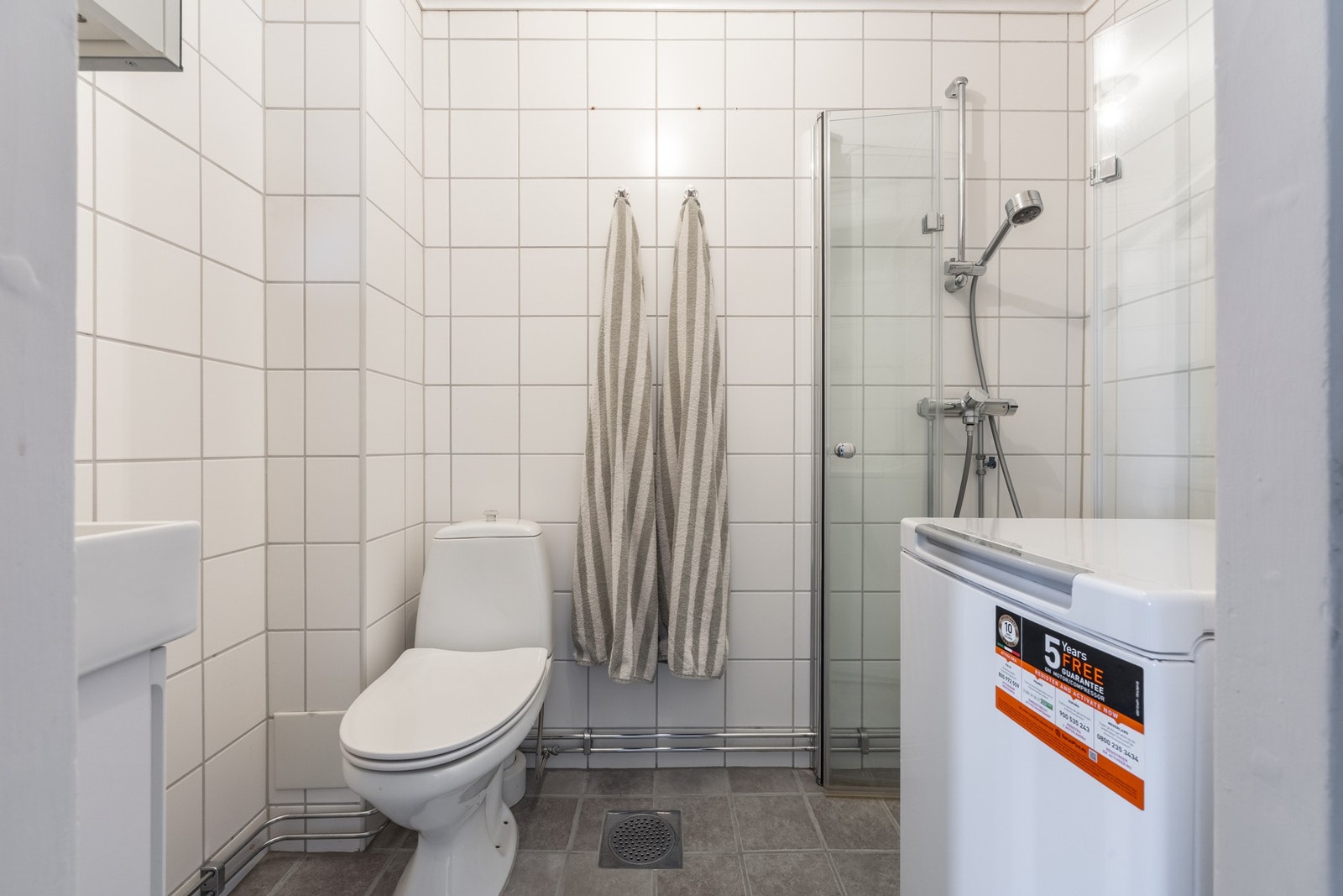 Videre har leiligheten et helfliset bad. Galleribilde