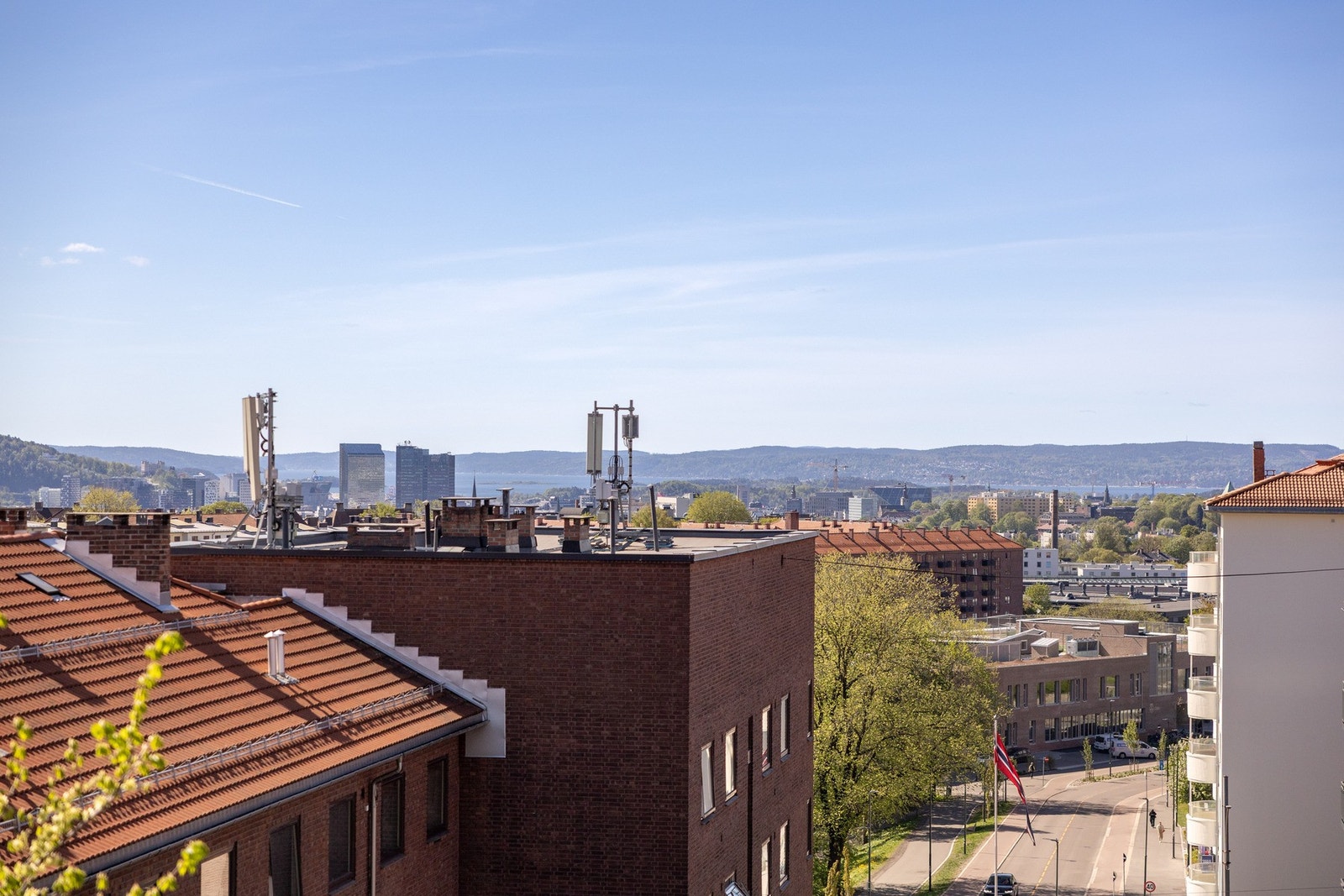 Eiendommen ligger på et høydedrag og har fantastisk utsikt. Galleribilde